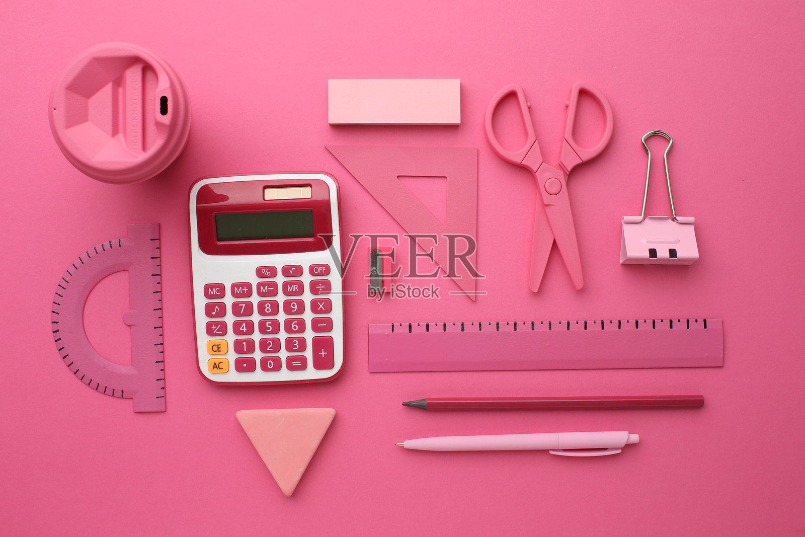 文具、计算器、尺子和学校用品在彩色背景上。学校和大学学习的概念。照片摄影图片