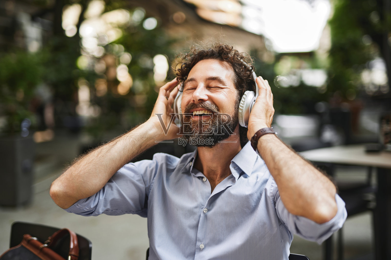 快乐的商人在工作休息期间享受音乐照片摄影图片