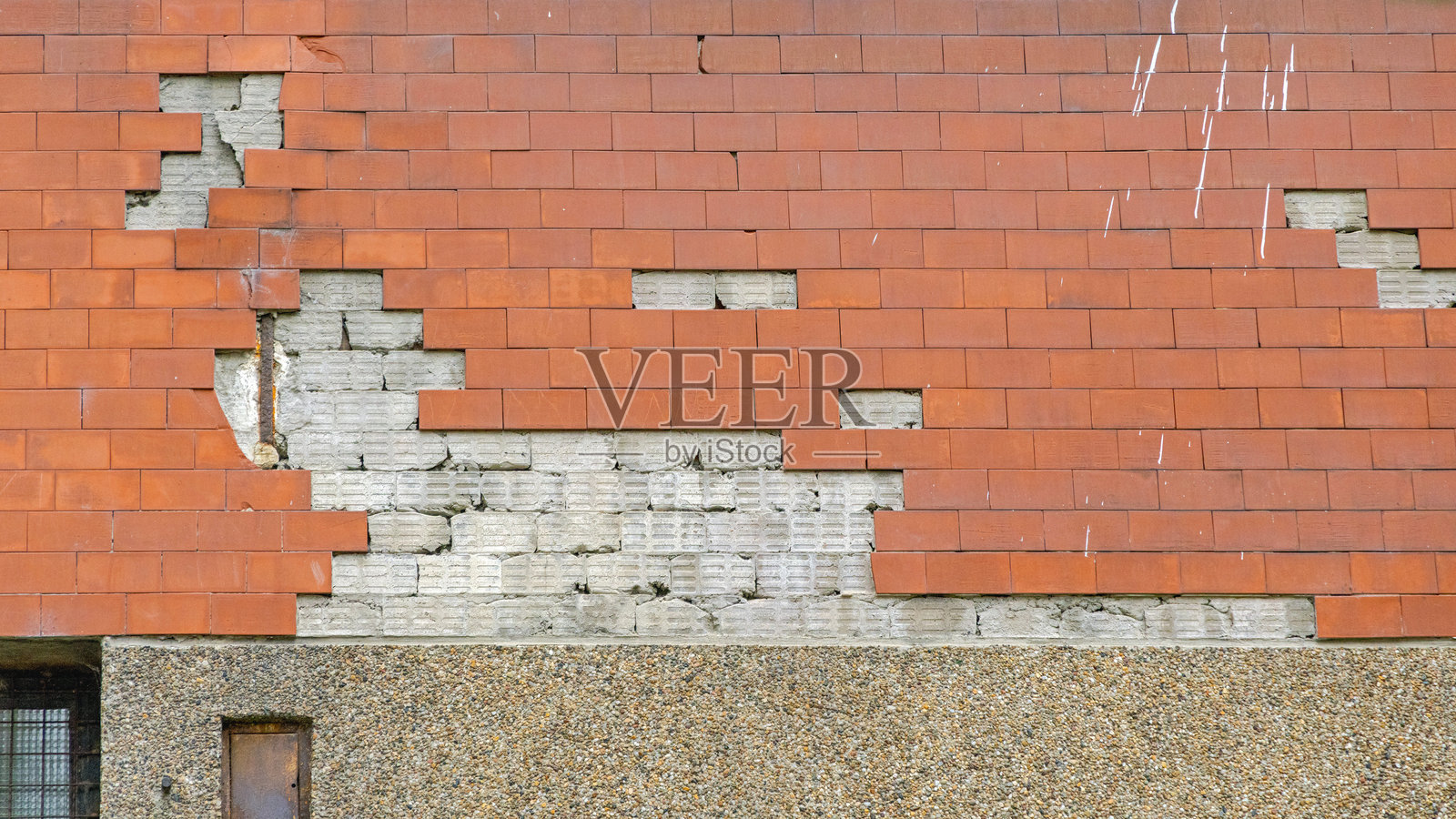 破损的墙壁脱落的瓷砖照片摄影图片