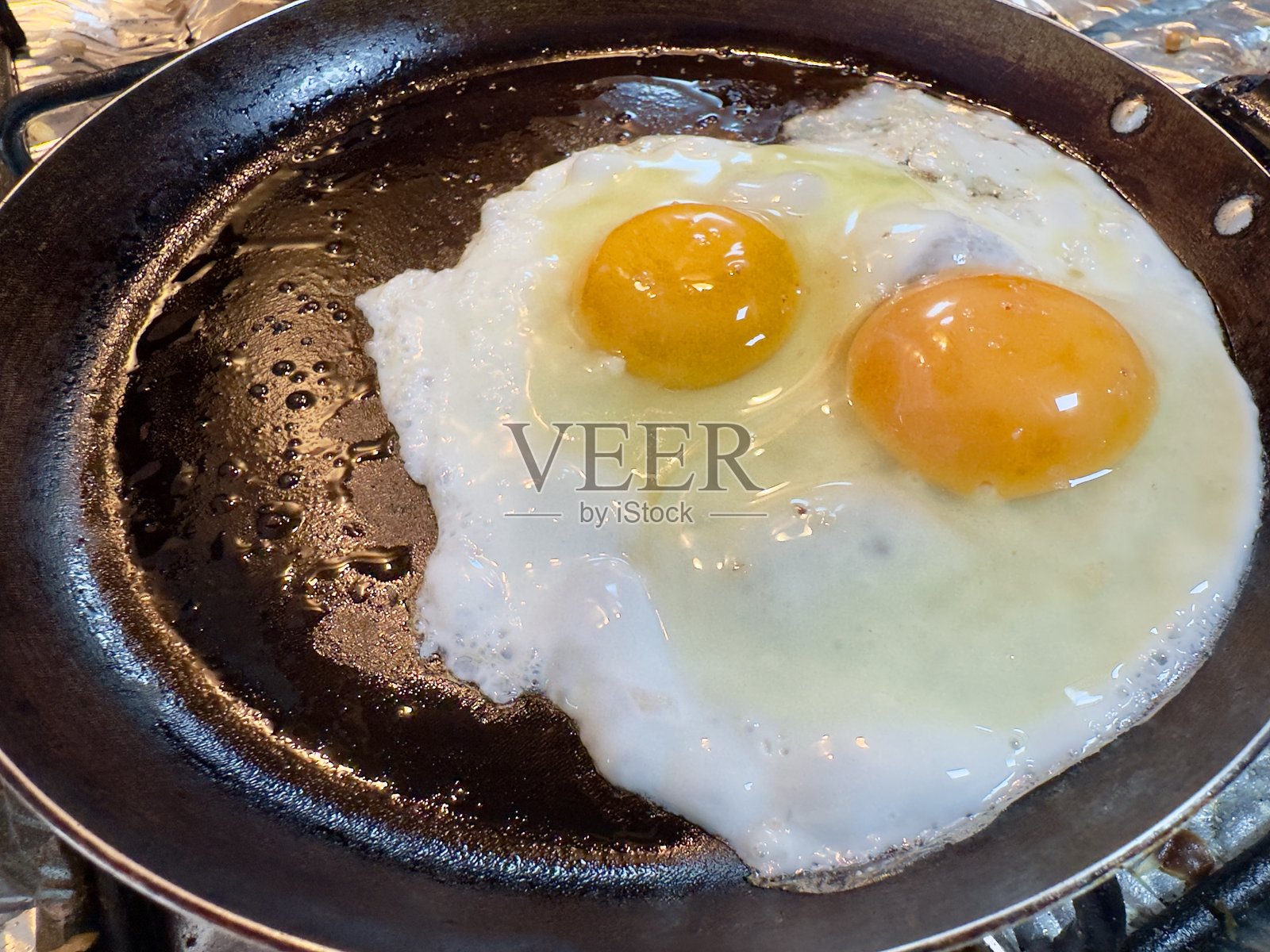 双重宝石，双重幸运！经典早餐，从煎锅中的惊喜开始。照片摄影图片