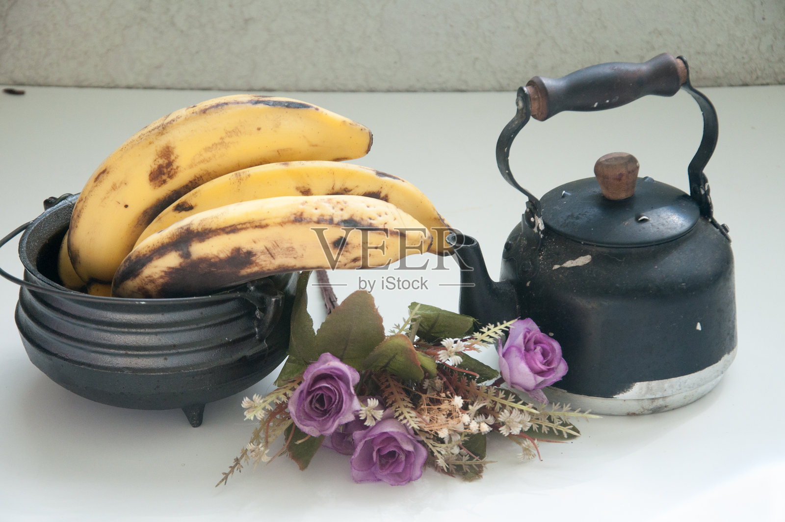 白色背景上的水果和锅。照片摄影图片