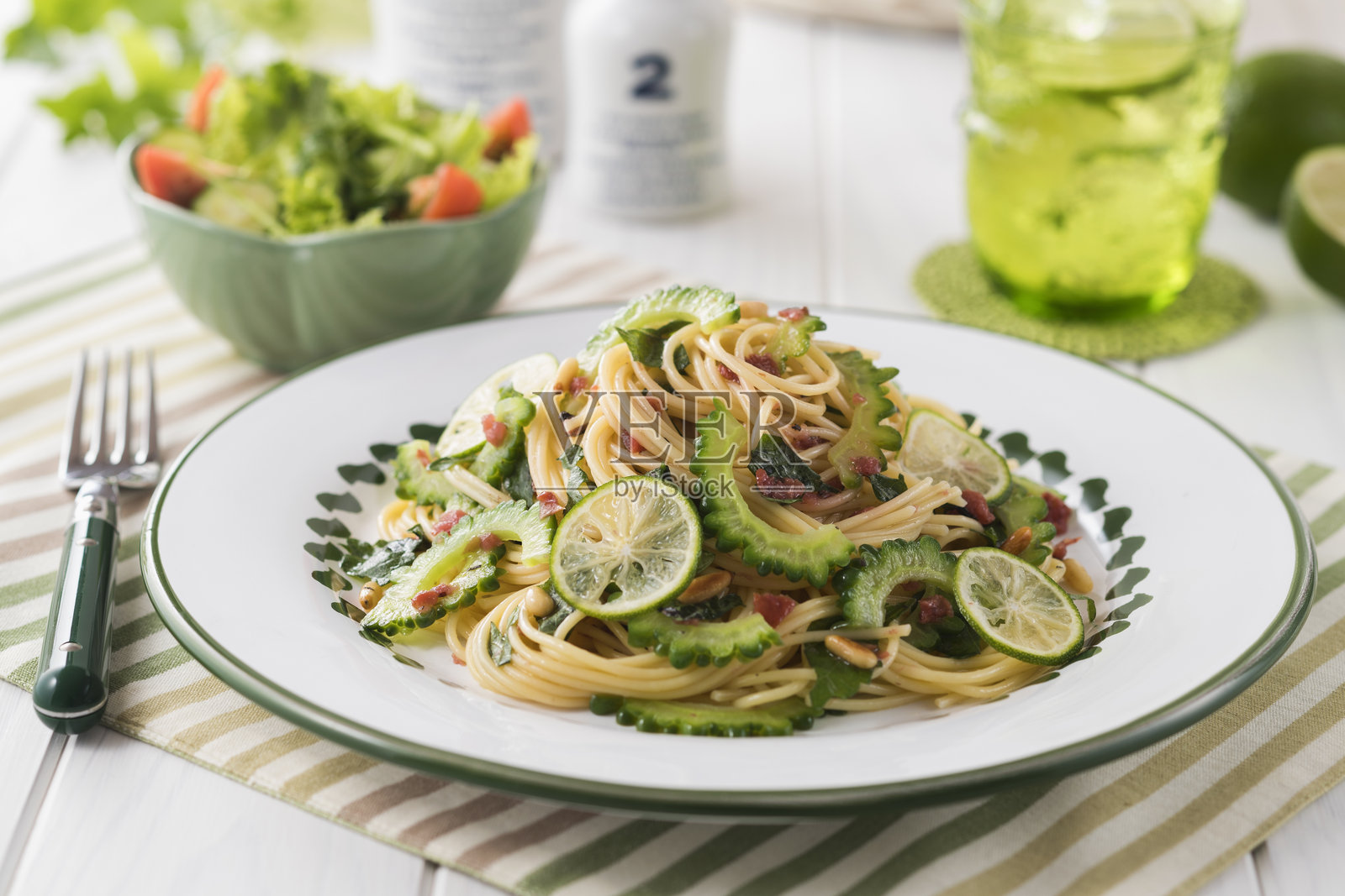 苦瓜梅子酱意大利面照片摄影图片