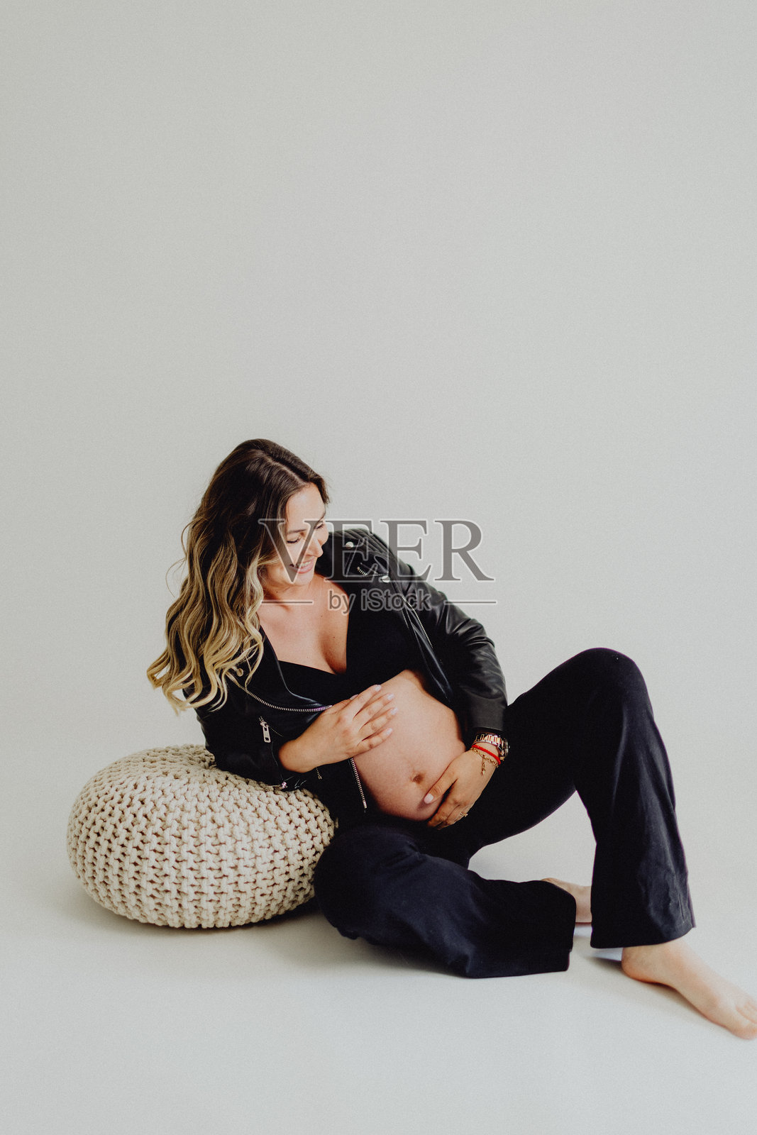 快乐孕妇的工作室肖像照片摄影图片