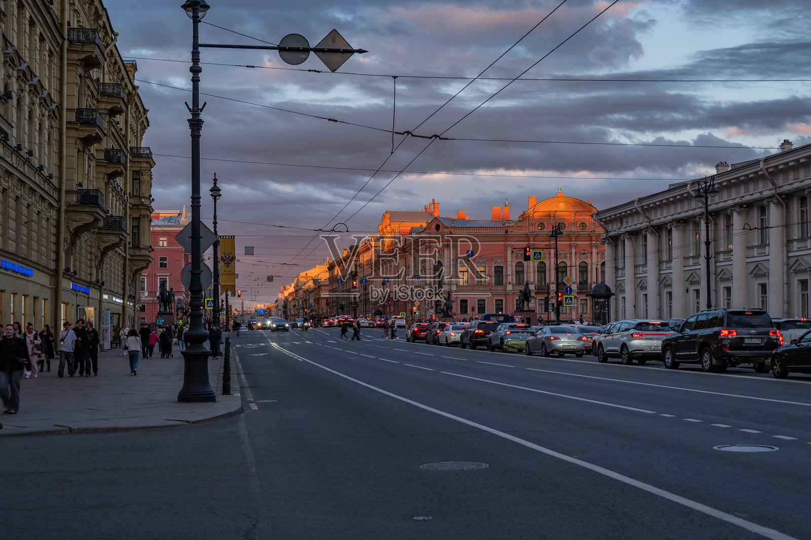 城市大道在落日的余晖中。照片摄影图片