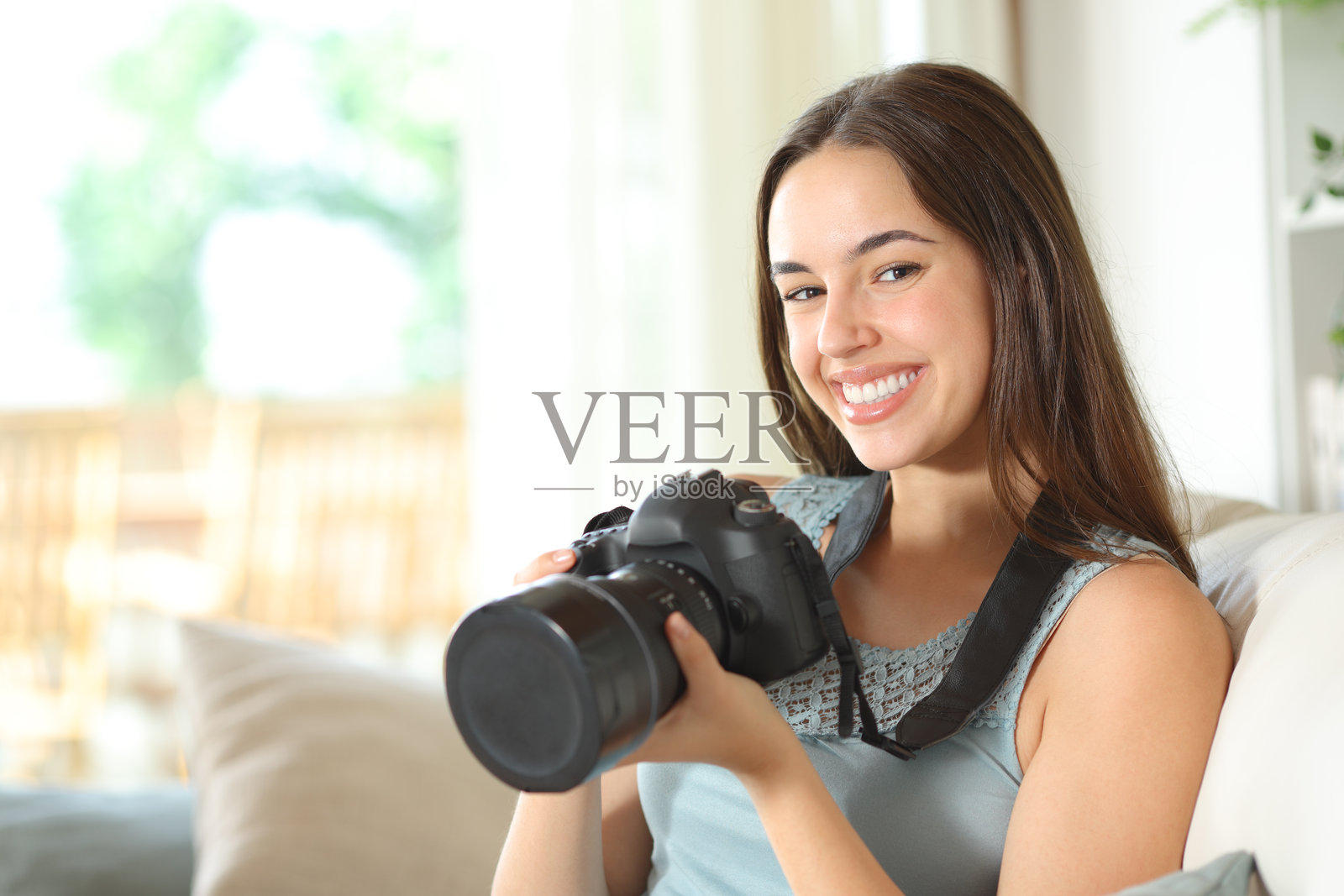 快乐的摄影师在家中摆姿势看向镜头照片摄影图片