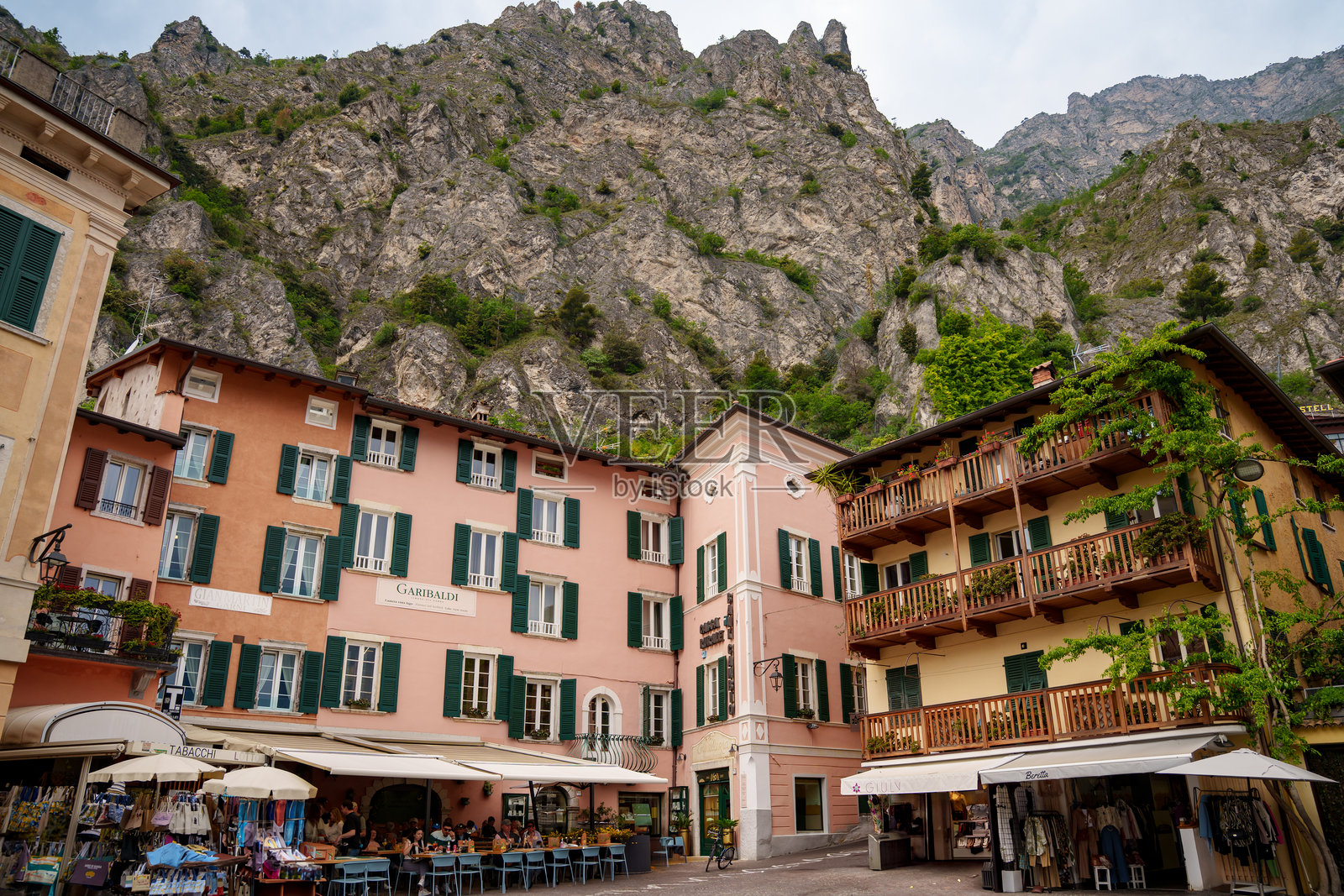 意大利加尔达湖的利莫内风景如画。照片摄影图片