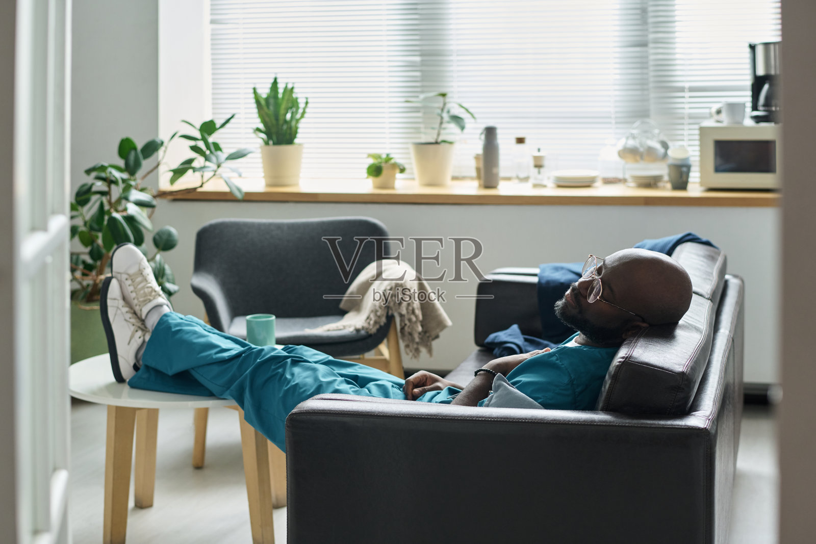 放松的医疗专业人员在休息室休息照片摄影图片