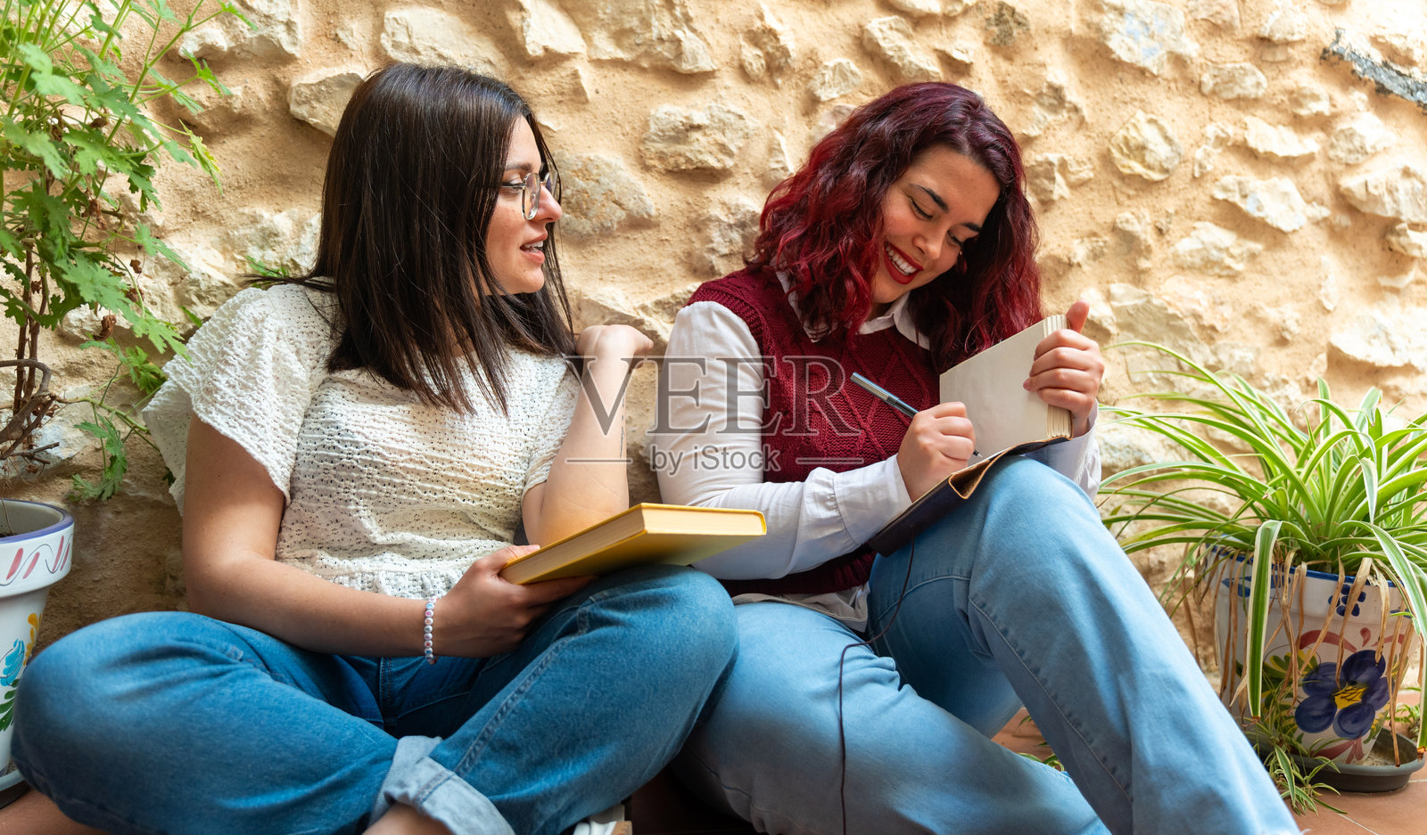 作家们在舒适的共享办公空间中交流想法和讨论文学照片摄影图片