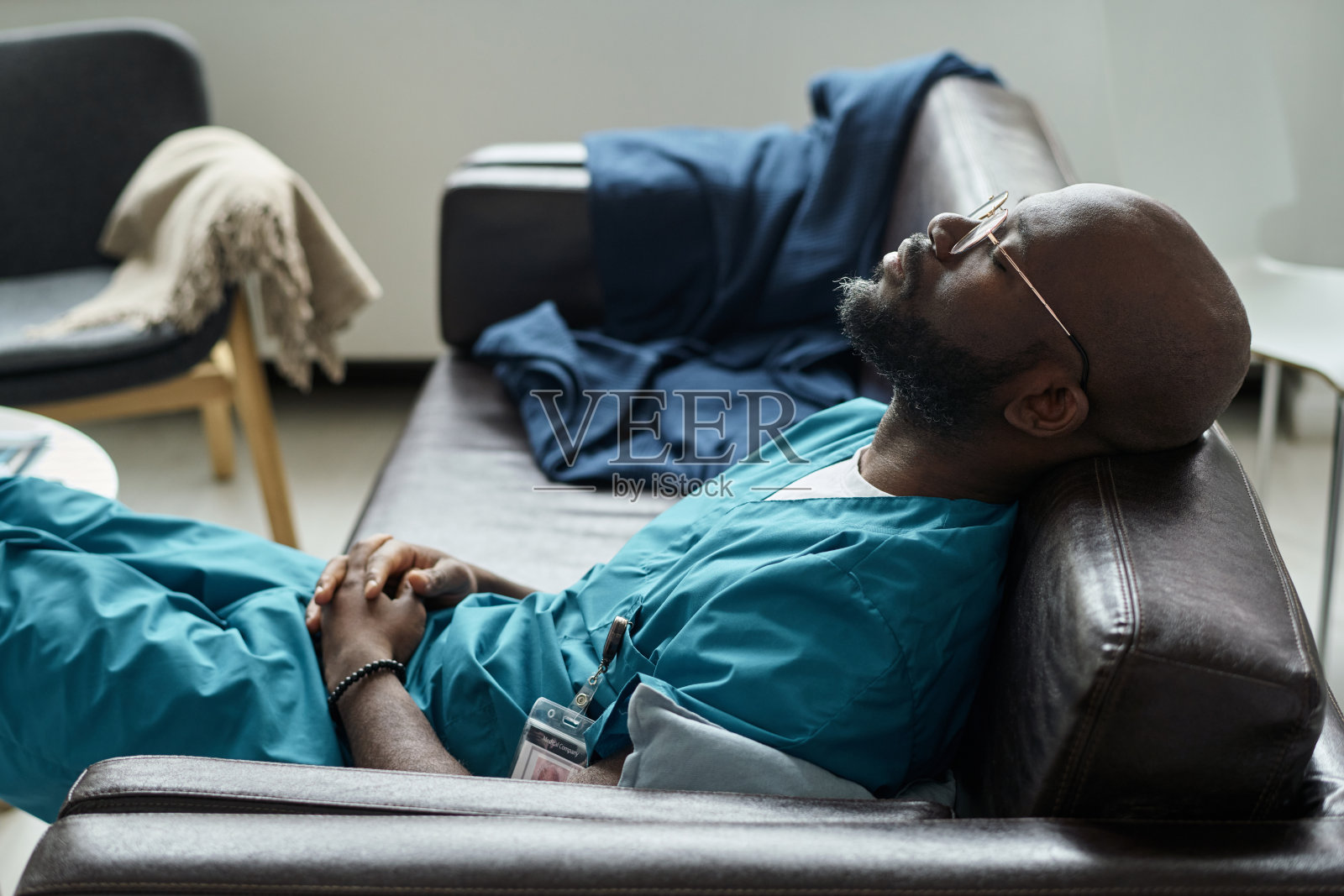 医院休息室放松的护士照片摄影图片