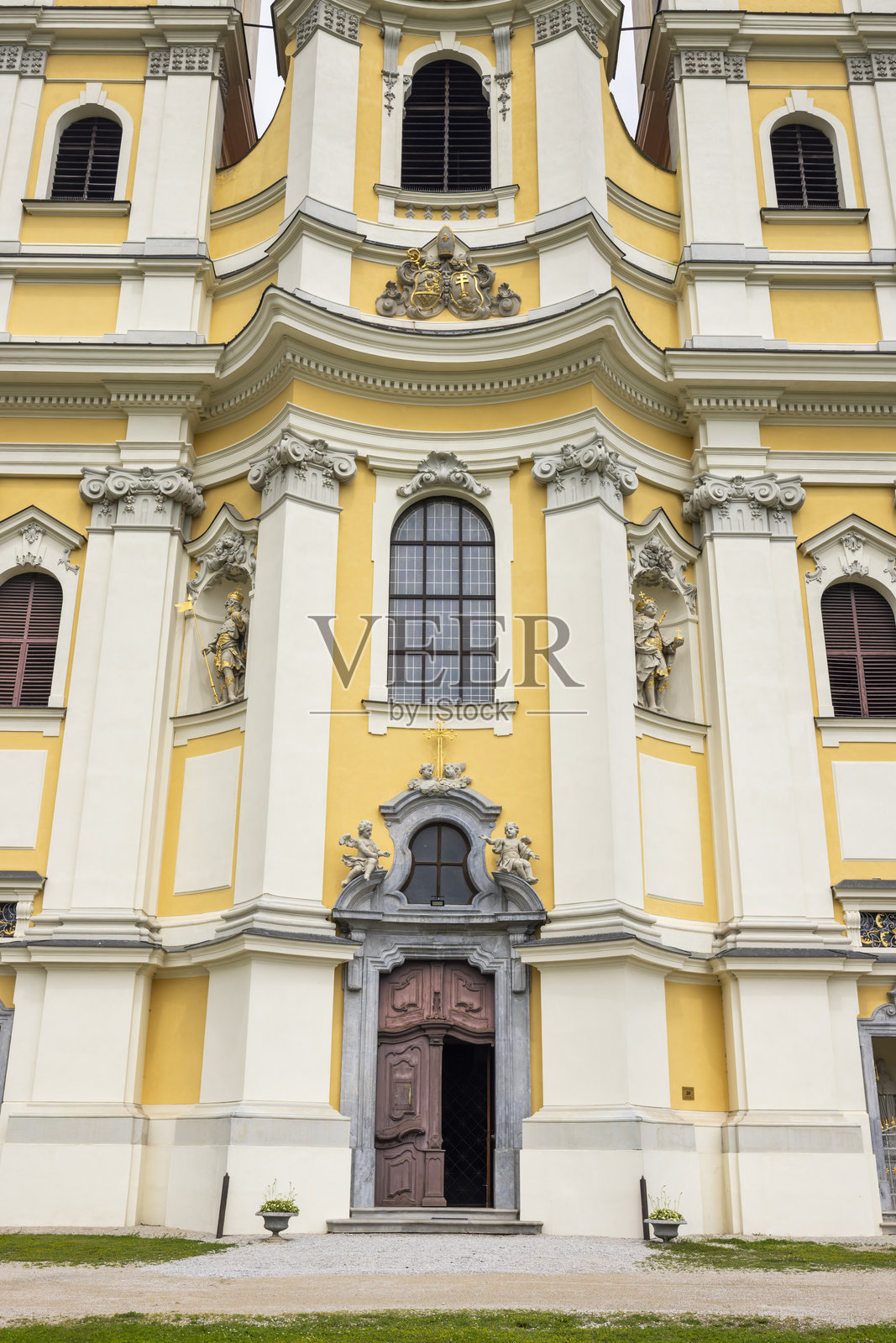 雅索夫修道院教堂展示其部分开启的主入口门和华丽的外立面照片摄影图片