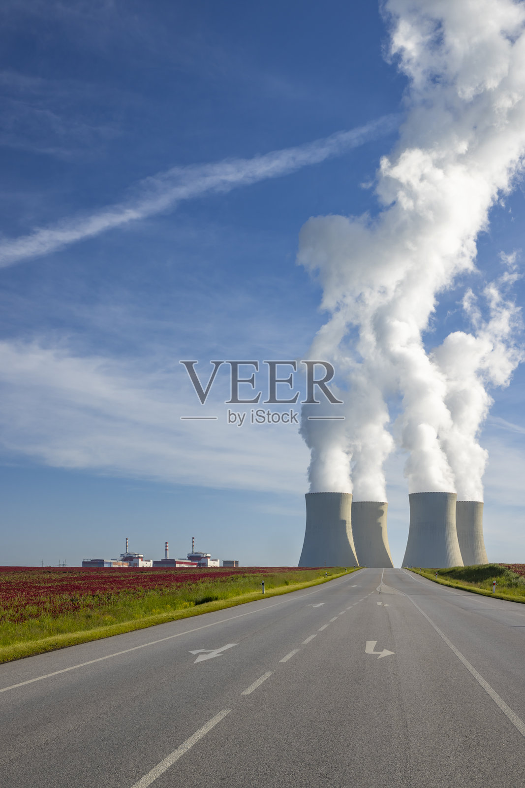 捷克的特梅林核电站冷却塔排放蒸汽照片摄影图片