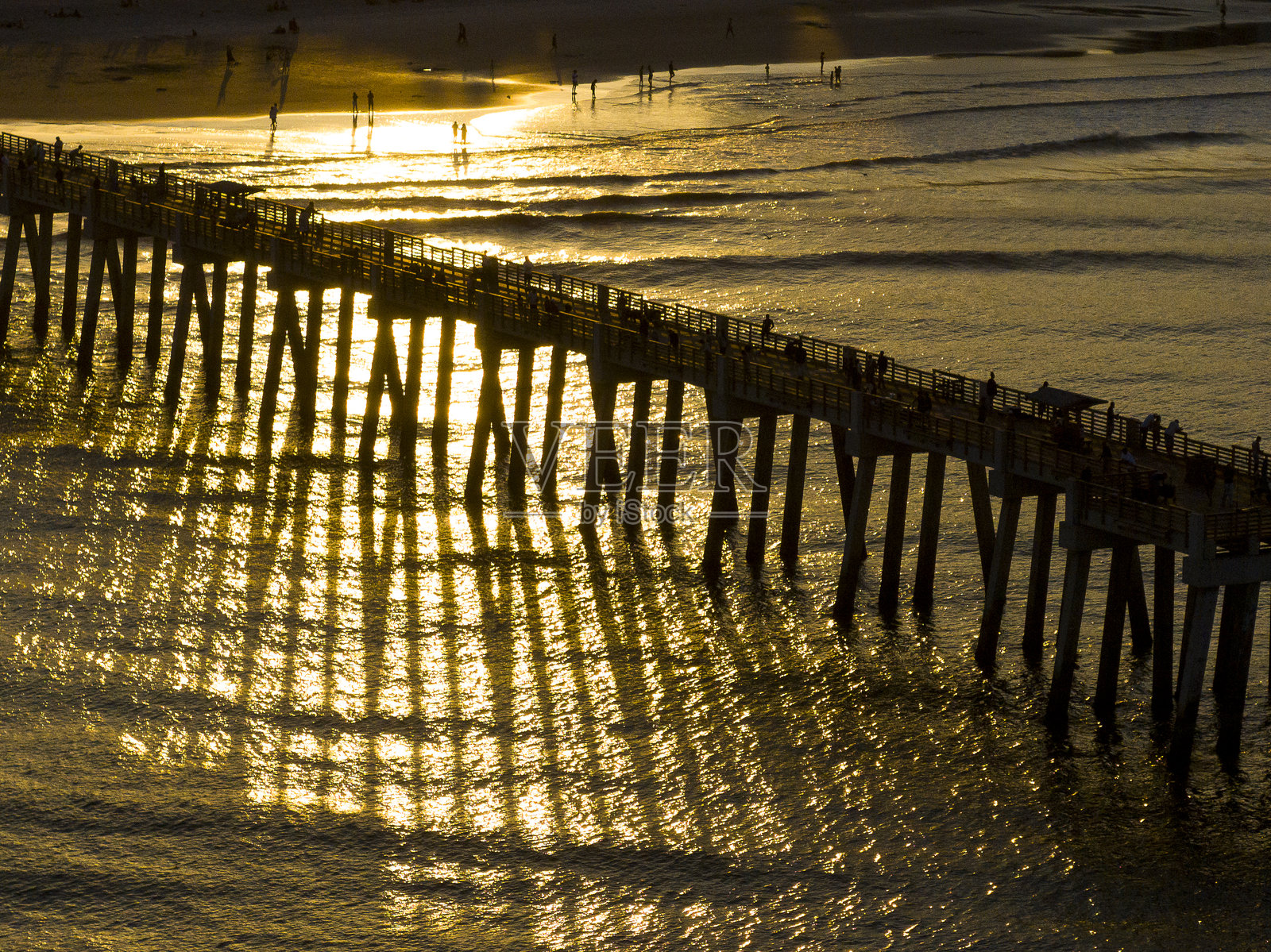 北佛罗里达杰克逊维尔海滩码头的夏季日落鸟瞰图。照片摄影图片