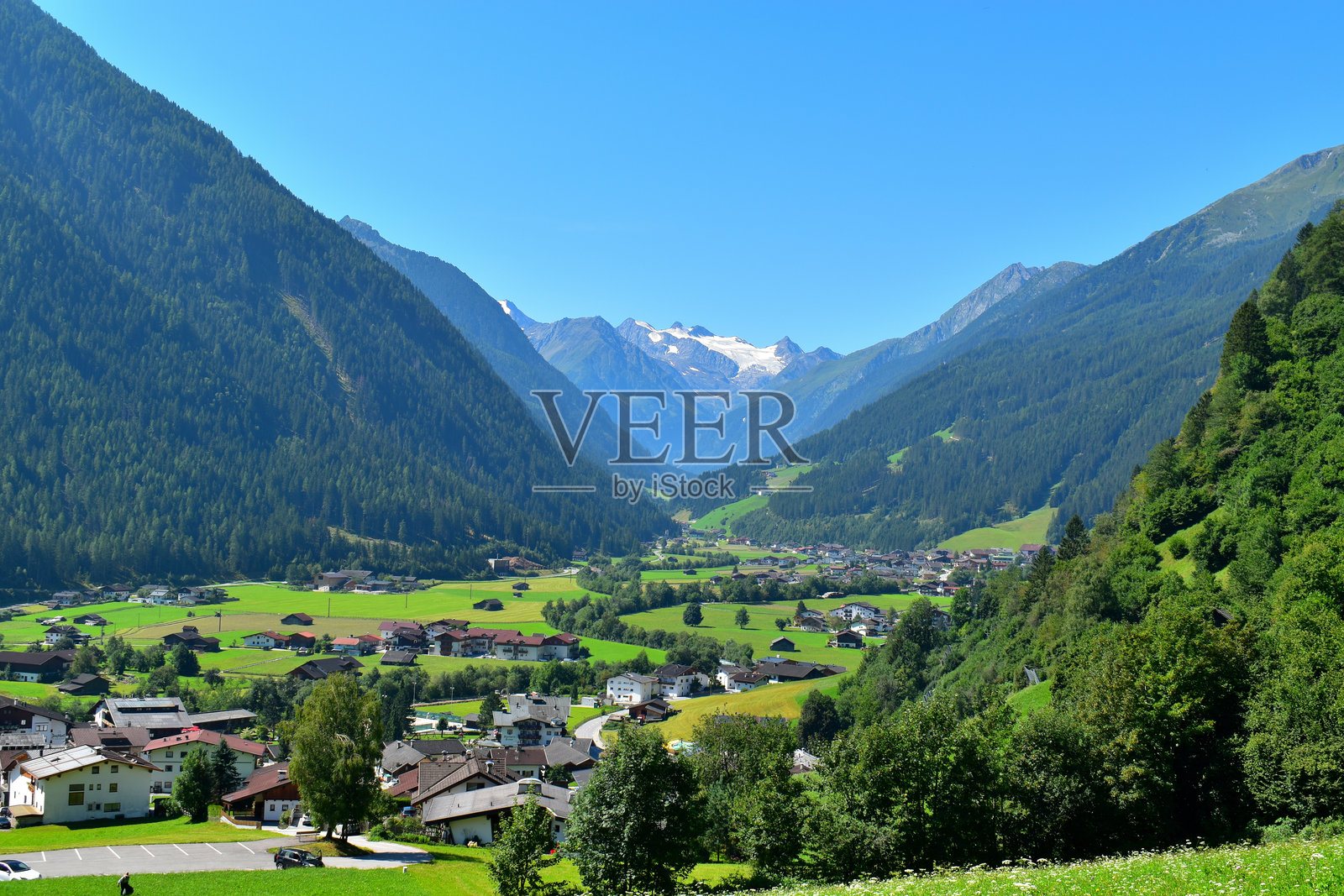 冰川下的山谷照片摄影图片