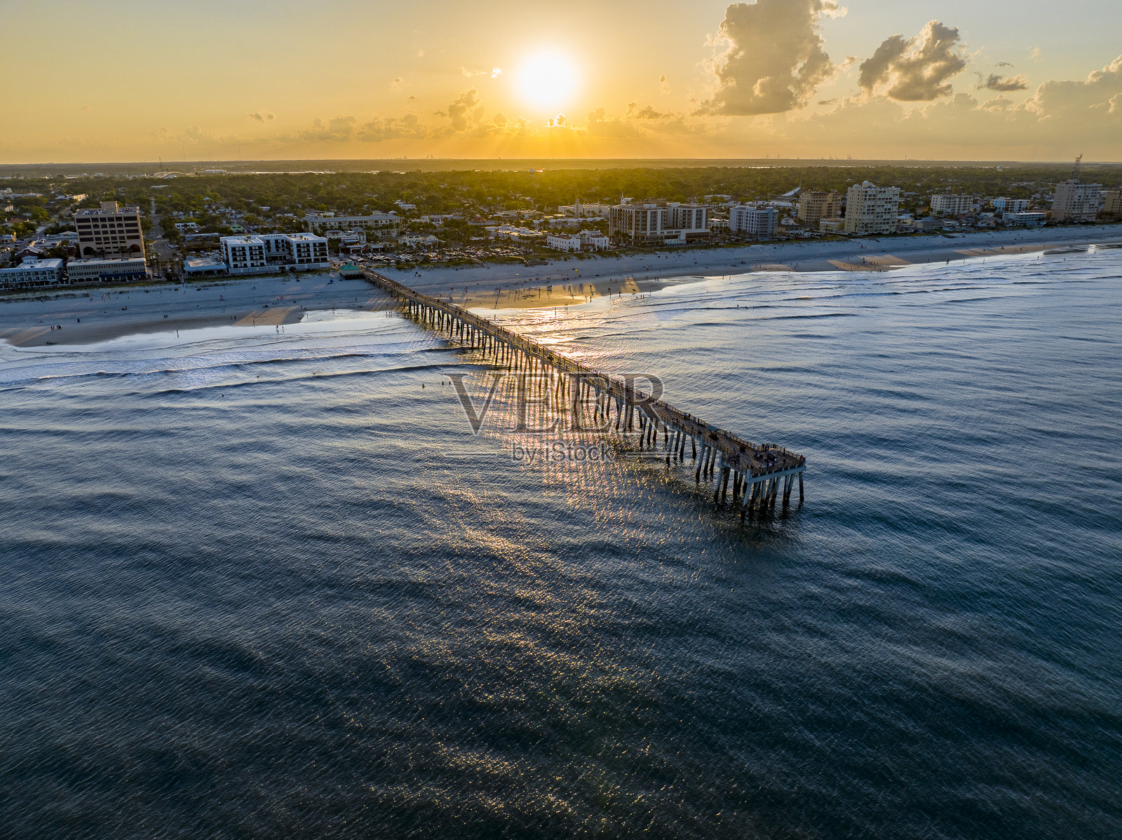 佛罗里达北部杰克逊维尔海滩码头的夏季日落航拍视角。照片摄影图片