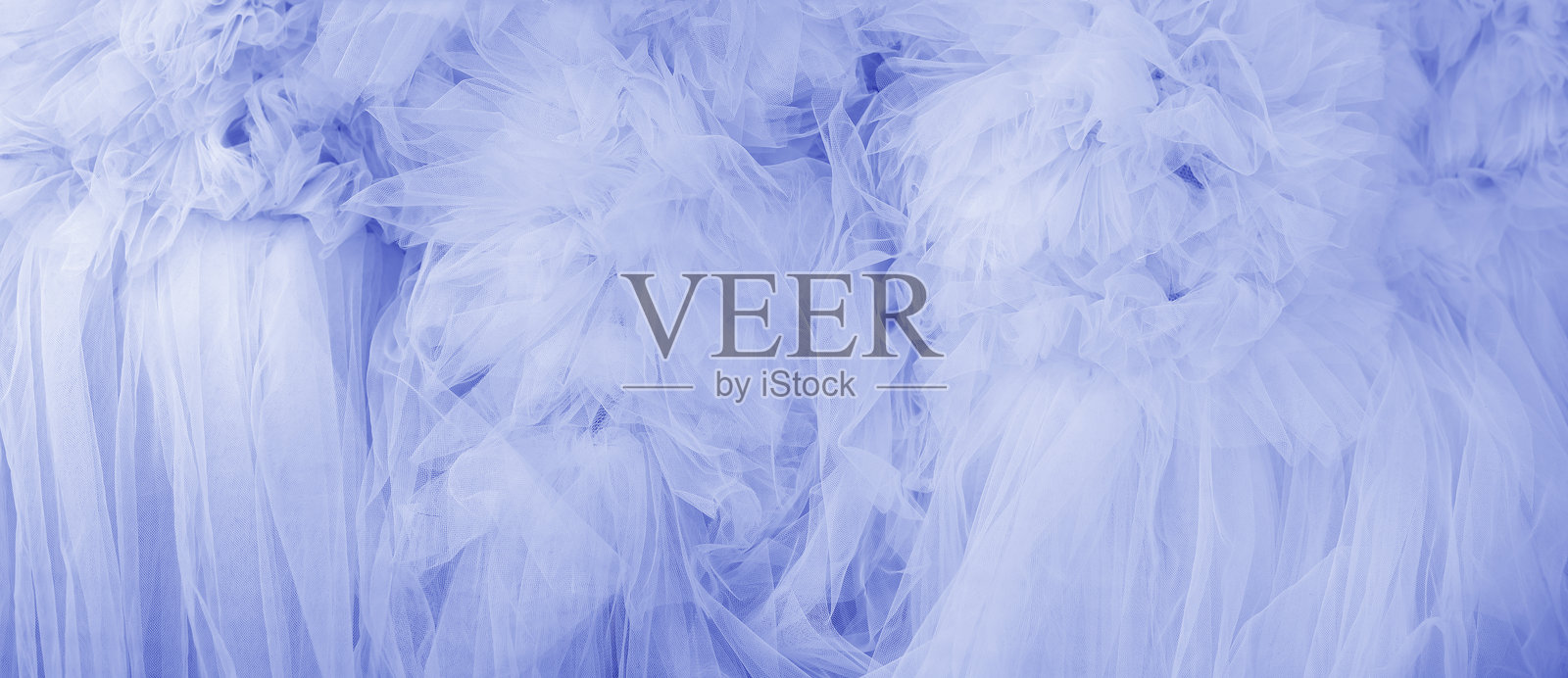 美丽的透明蓝色布料褶皱。照片摄影图片