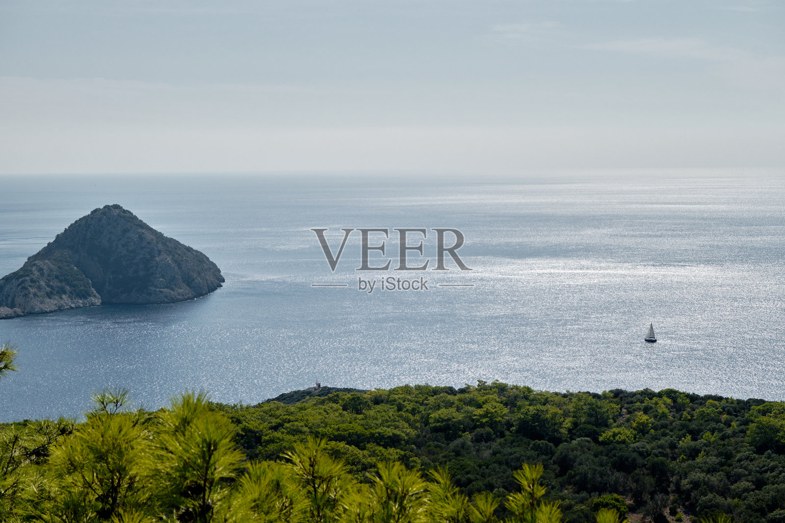 空灵的海岸线：柔和的视角与远处的帆船照片摄影图片