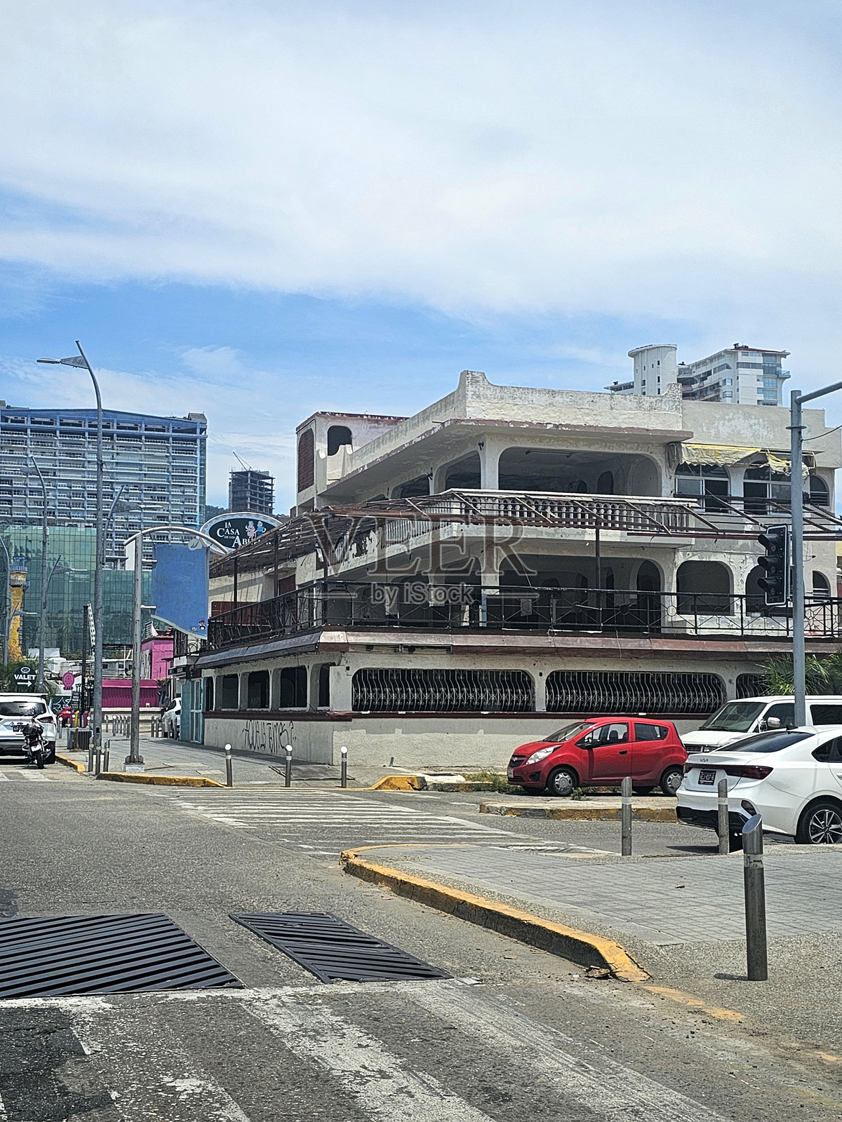 墨西哥格雷罗州阿卡普尔科海岸的酒店、建筑和餐厅遭受飓风破坏照片摄影图片