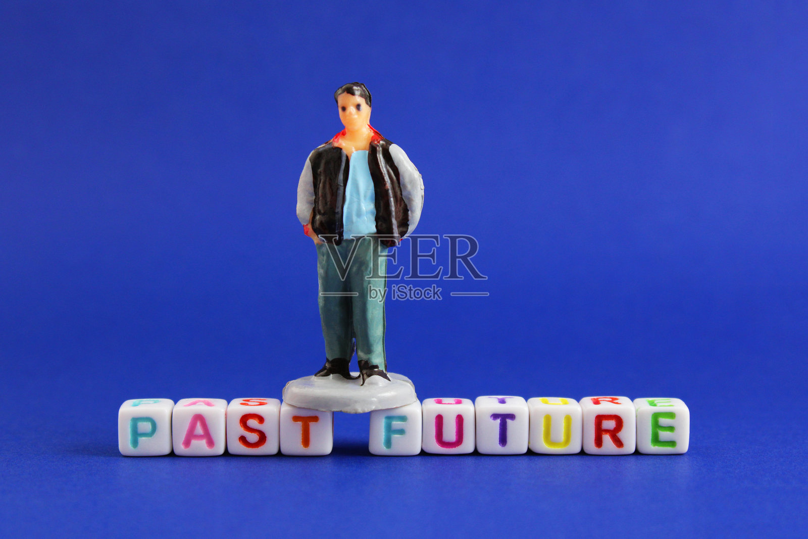 高管今天站在“过去”和“未来”这两个词上，五颜六色的字母立方体照片摄影图片