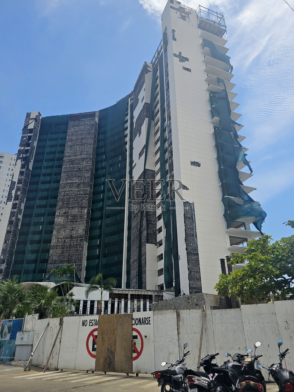 墨西哥格雷罗州阿卡普尔科海岸的酒店、建筑和餐厅遭受飓风破坏照片摄影图片