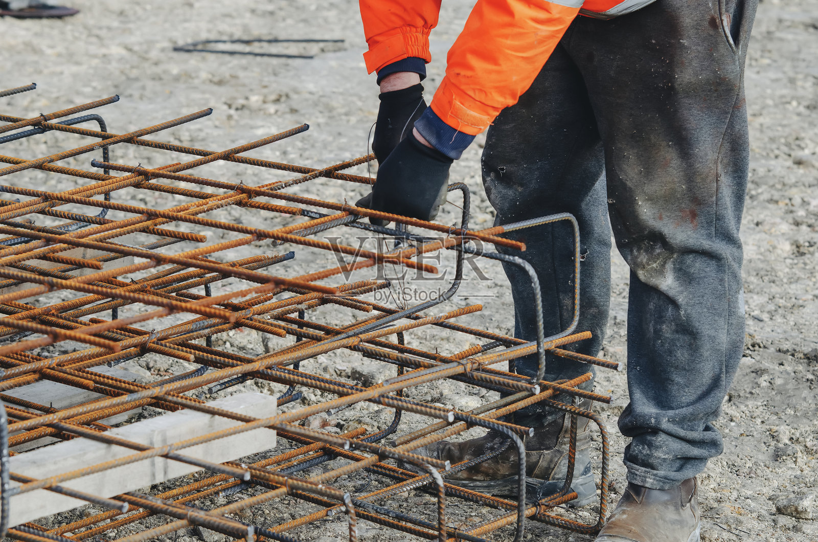 建筑工人钢筋工正在准备混凝土基础和钢筋框架照片摄影图片