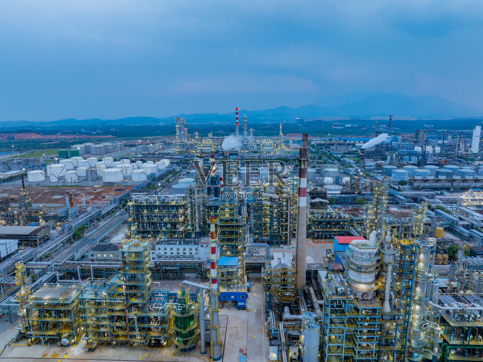 夜间大型石化炼油厂的航拍摄影照片摄影图片