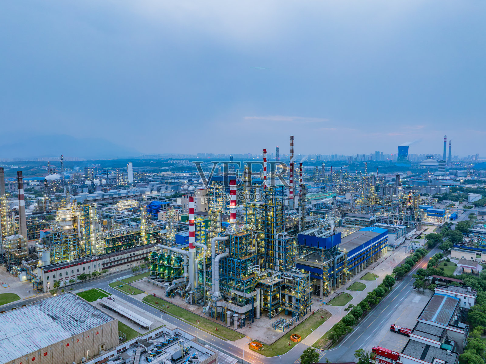 夜间大型石化炼油厂的航拍摄影照片摄影图片