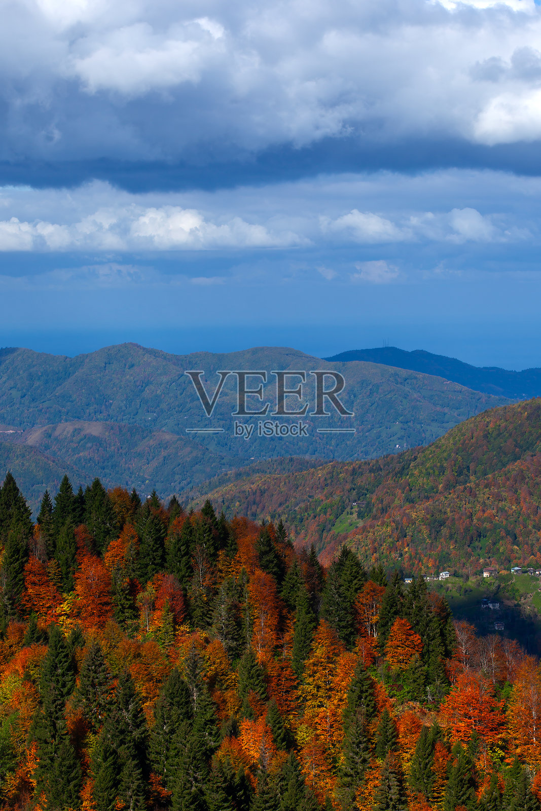分层的山地风景，秋季森林与散落的村庄 - 黑海地区照片摄影图片