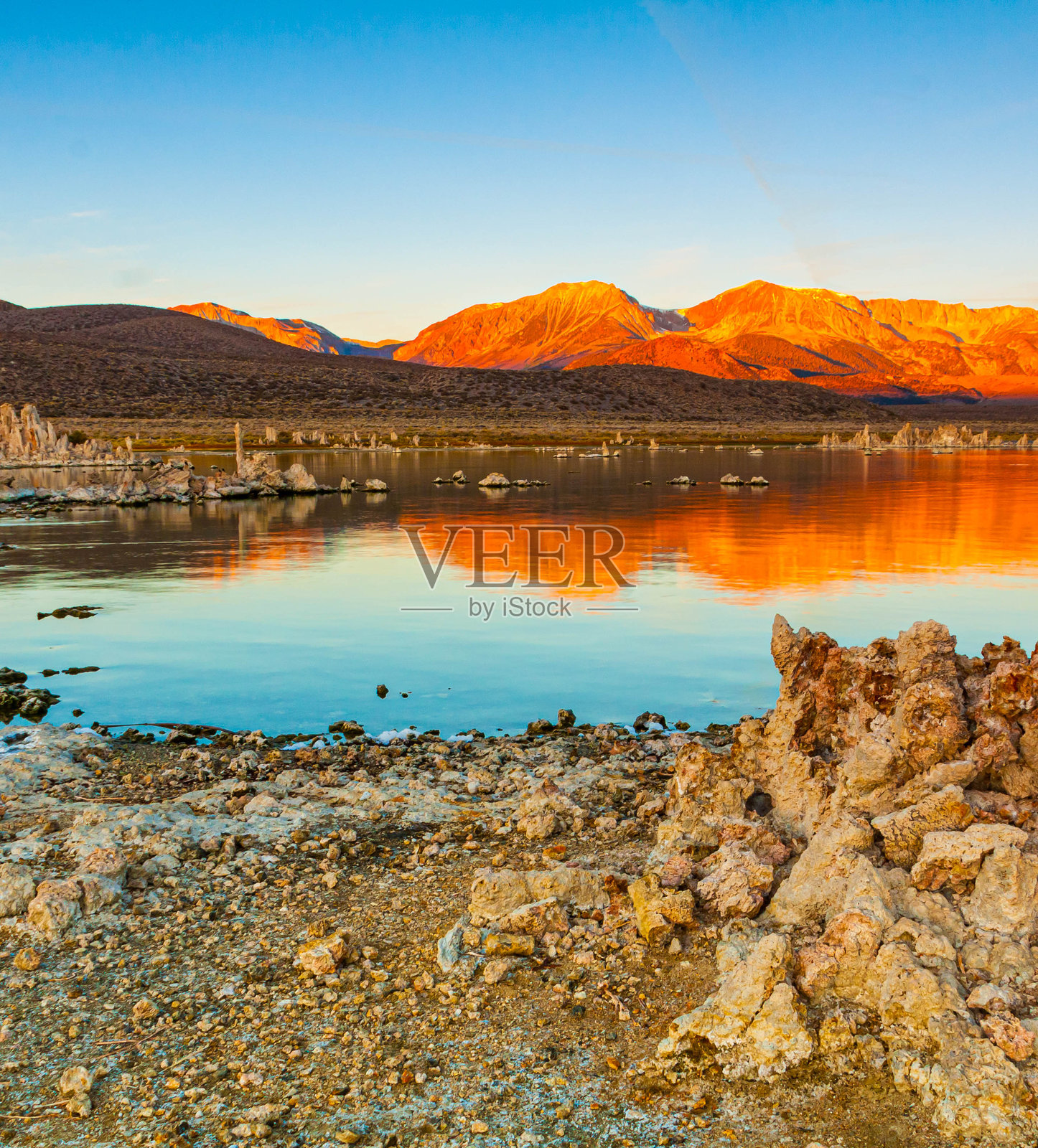 日出时的图法塔在单宁湖碱性水面上的倒影照片摄影图片