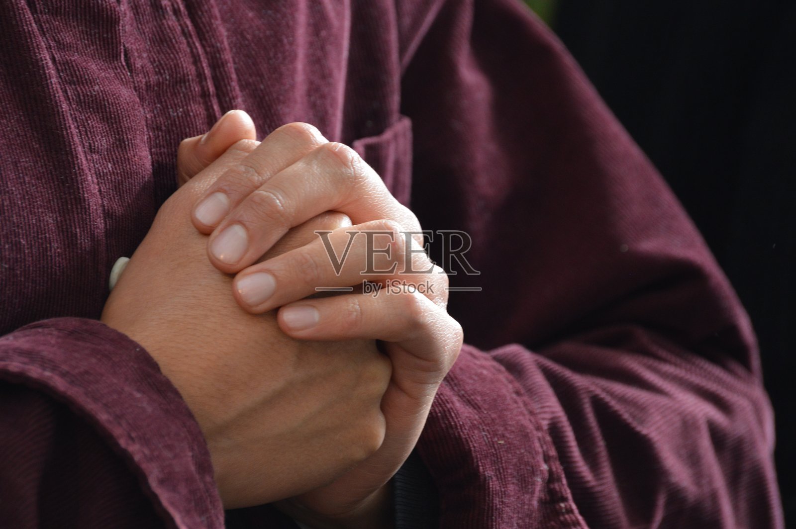 男人紧张的手在黑暗背景上照片摄影图片