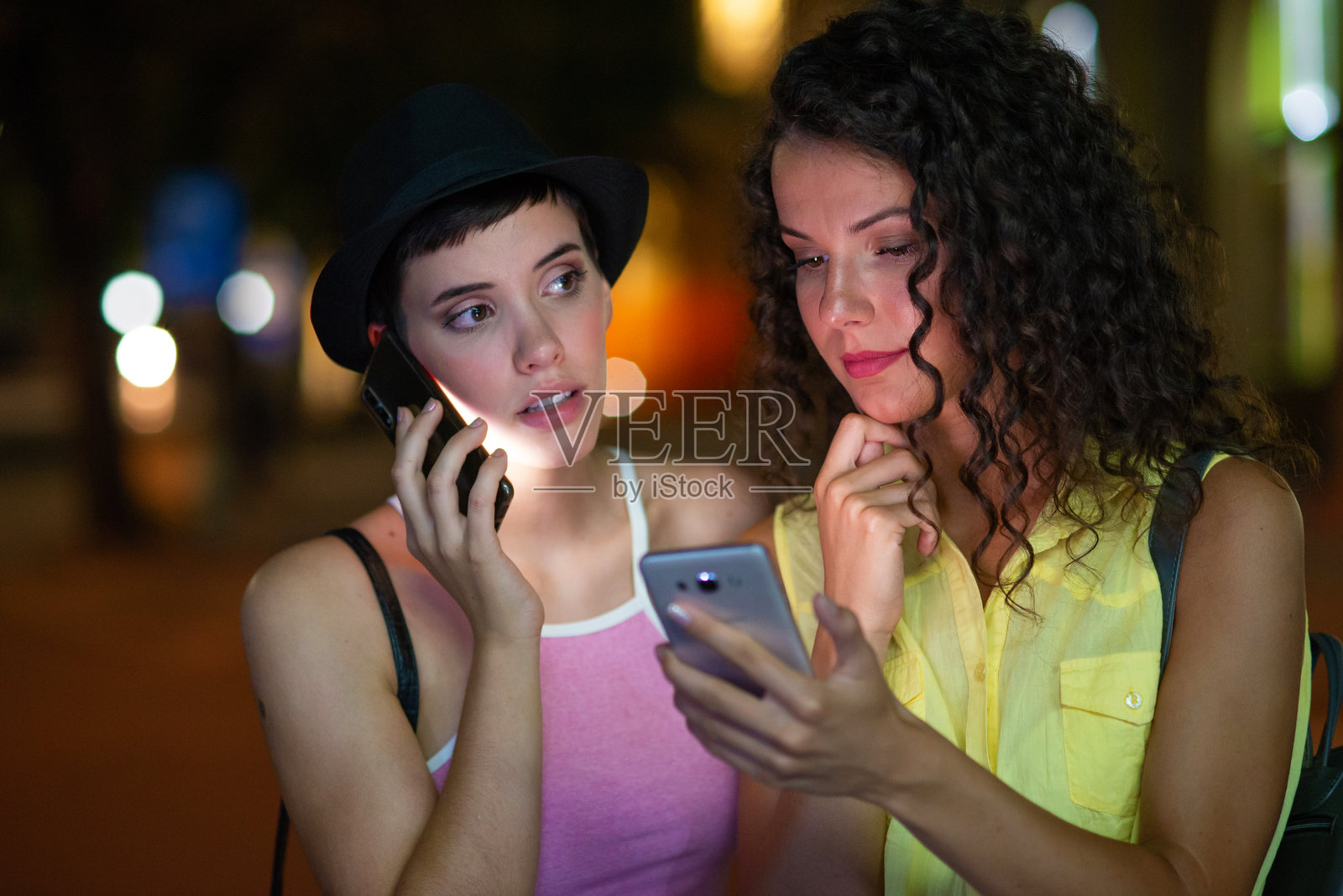 两个快乐的年轻女性在夏夜外出游玩照片摄影图片