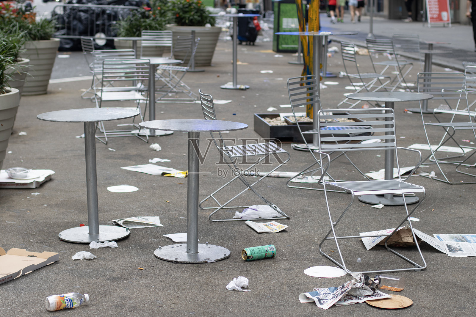 地上的垃圾照片摄影图片