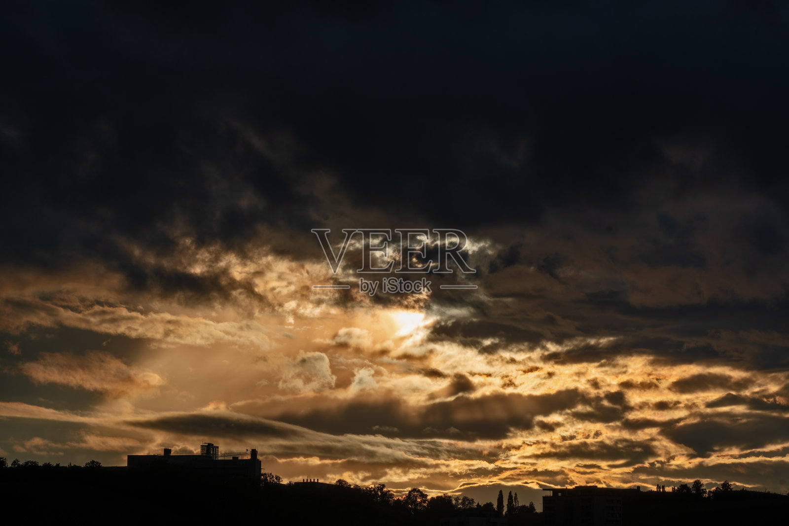 夕阳照耀着云层形成。照片摄影图片