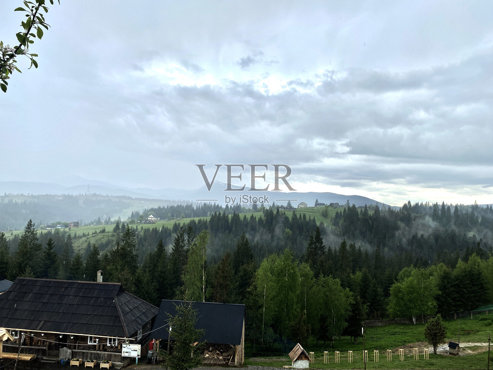 山脉是一个绝佳的徒步旅行假期。照片摄影图片