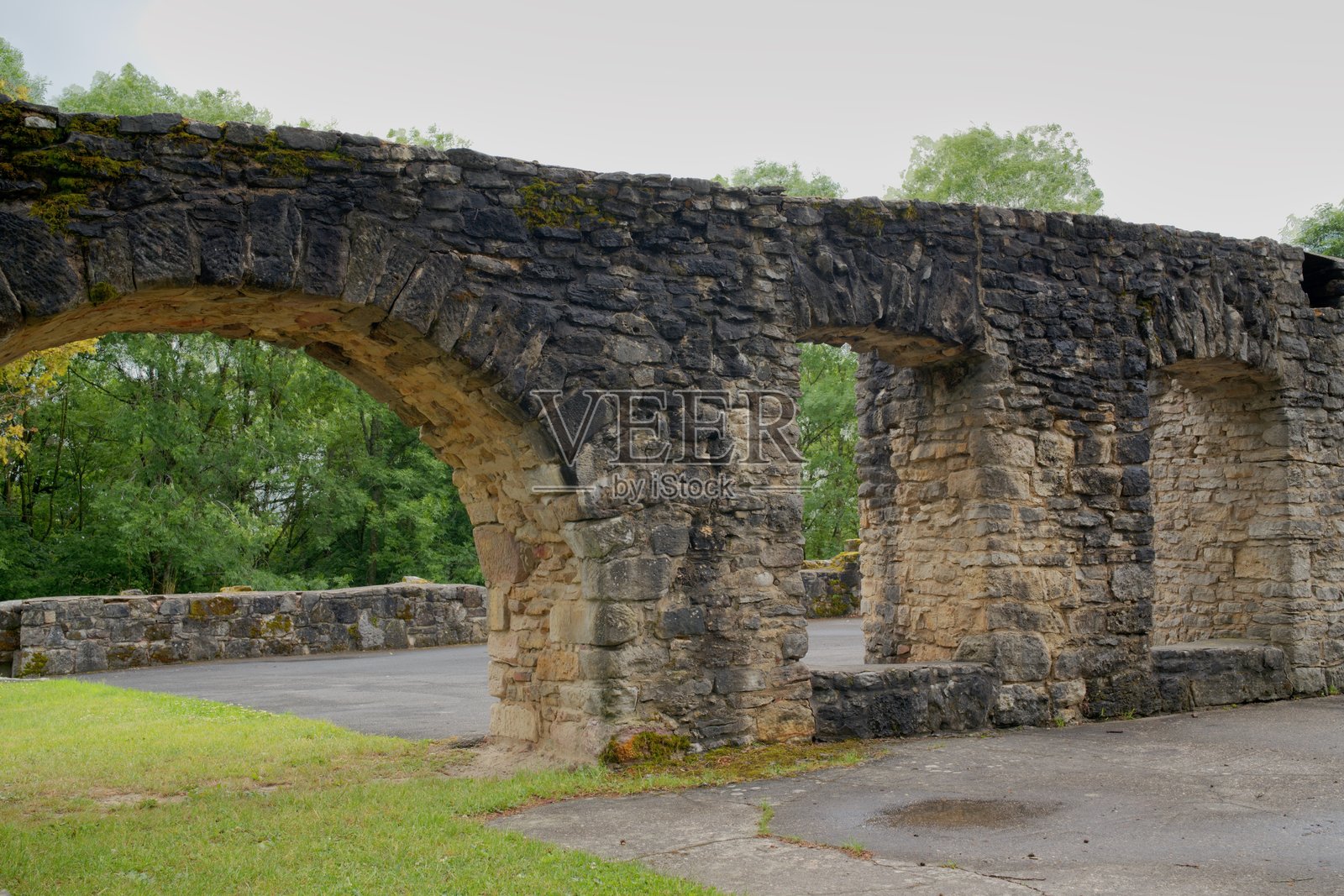 靠近德国巴伐利亚科堡的劳特堡城堡，历史悠久的山顶遗址，俯瞰风景如画的乡村，曾是一座中世纪堡垒，首次提及于1151年。照片摄影图片
