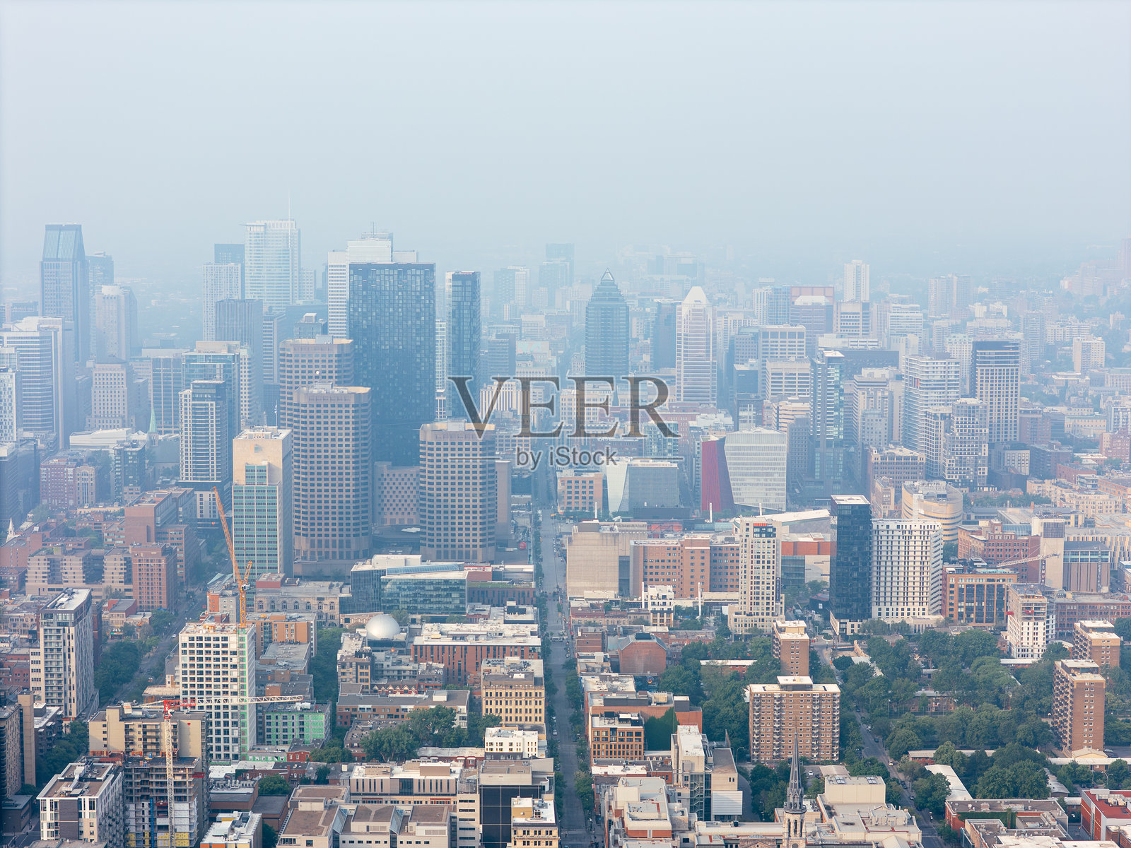 由于野火和工业污染，蒙特利尔市中心出现严重雾霾，魁北克，加拿大。照片摄影图片