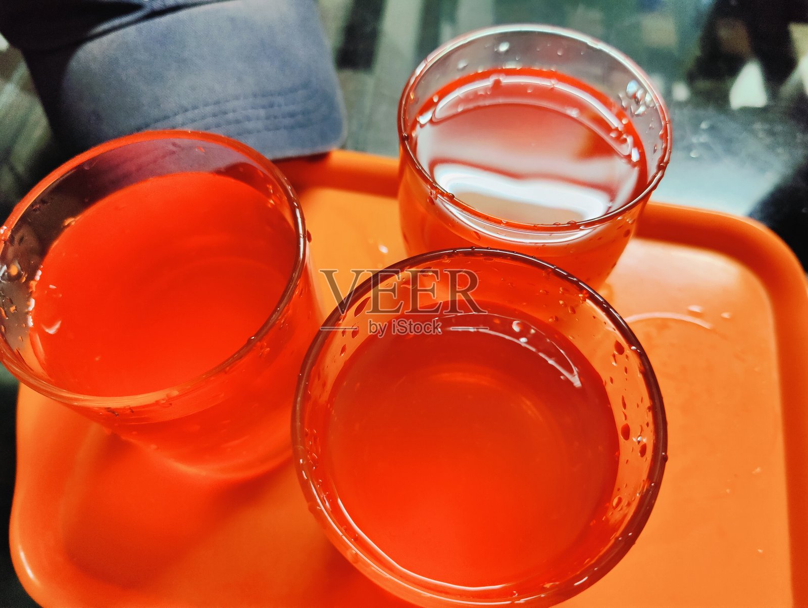 现代环境中鲜艳的橙色和红色饮料杯特写照片摄影图片