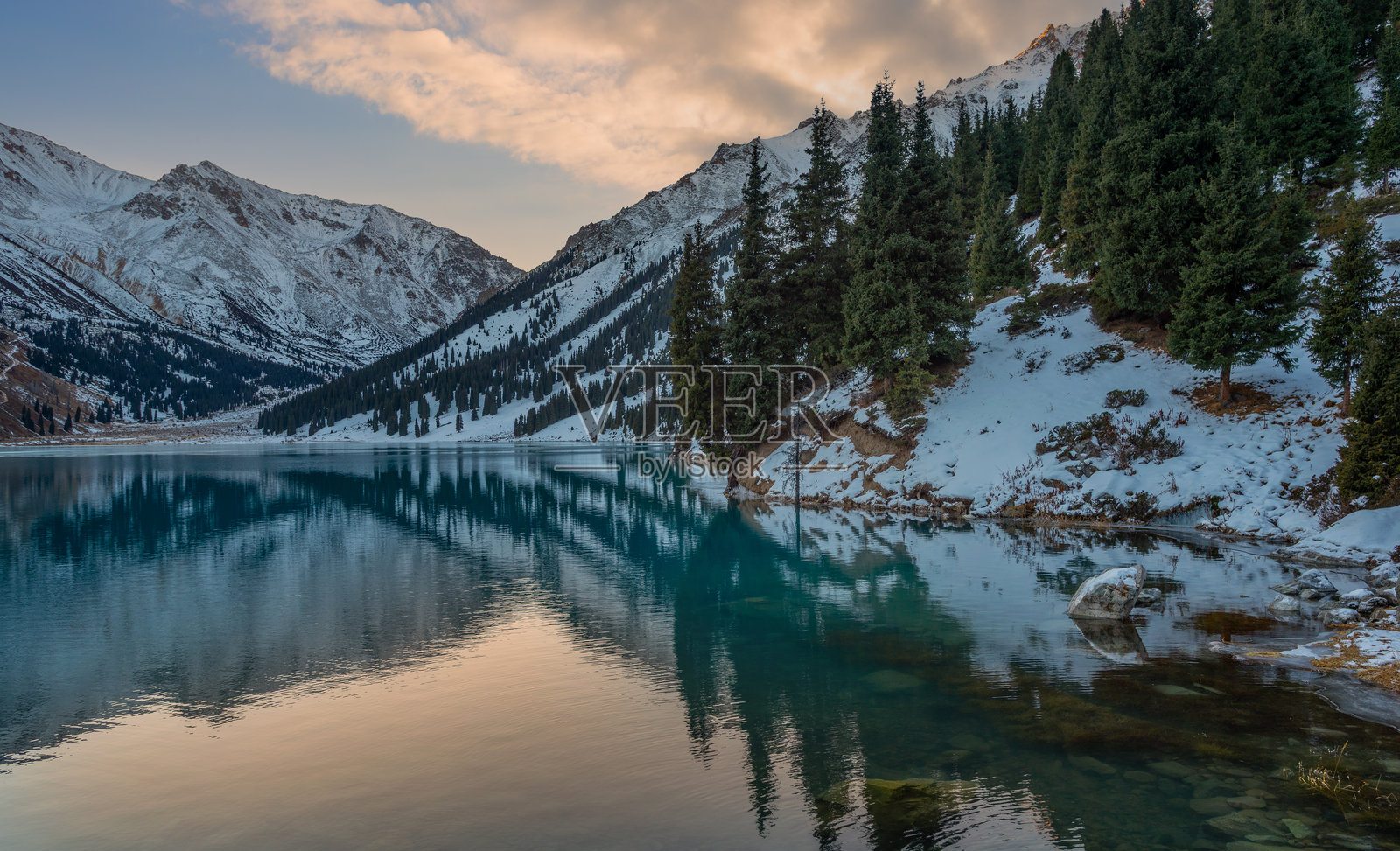 阿拉木图附近的山湖和清晨被雪覆盖的山脉照片摄影图片