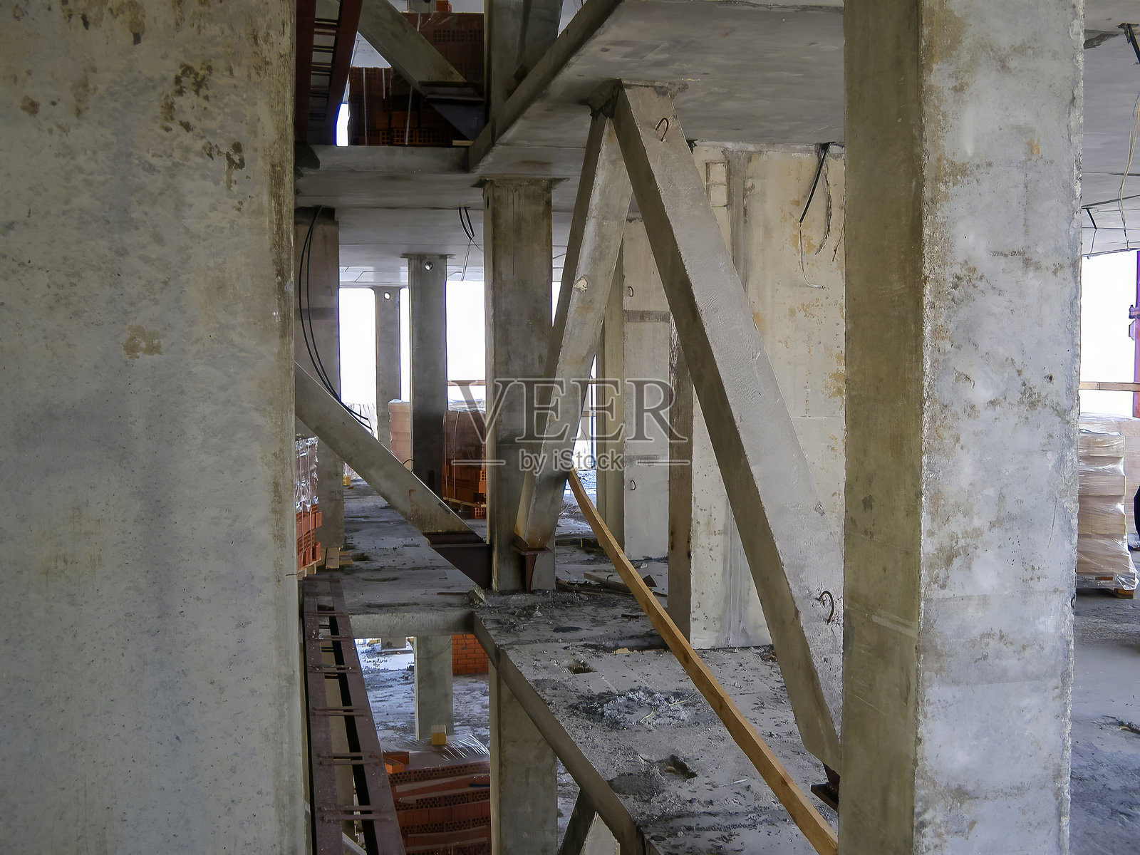 一座建筑的混凝土骨架在施工中的原始工业视角，展示了梁和柱。照片摄影图片