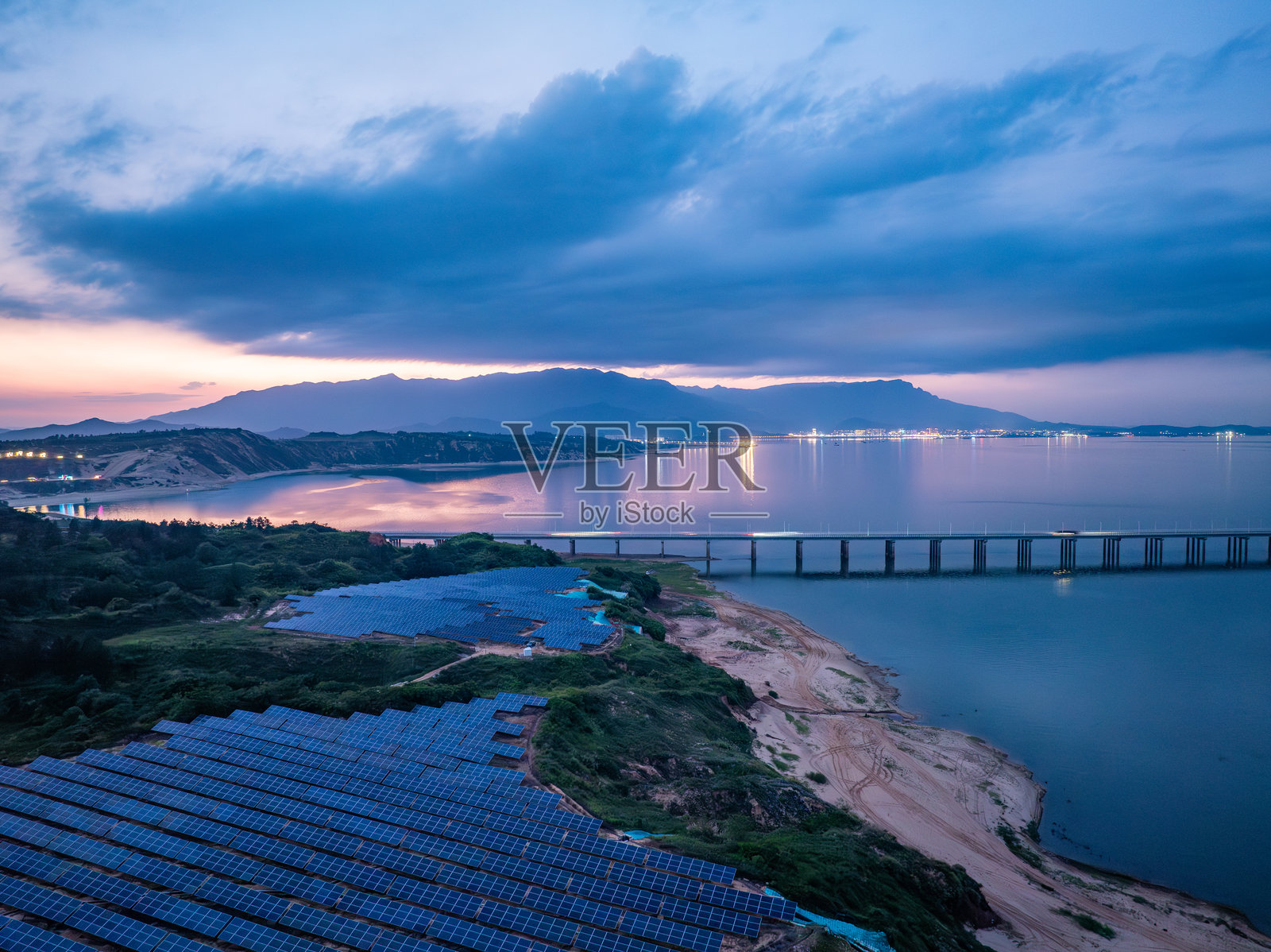 日落时分的太阳能光伏风车与风能照片摄影图片