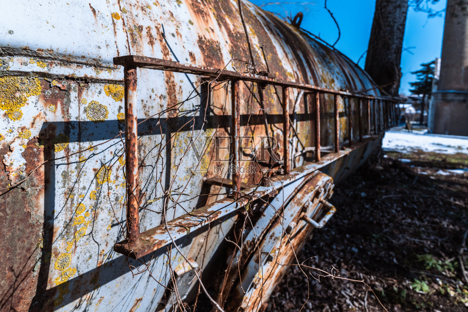 工业遗迹，风化的金属储罐置于自然环境中照片摄影图片