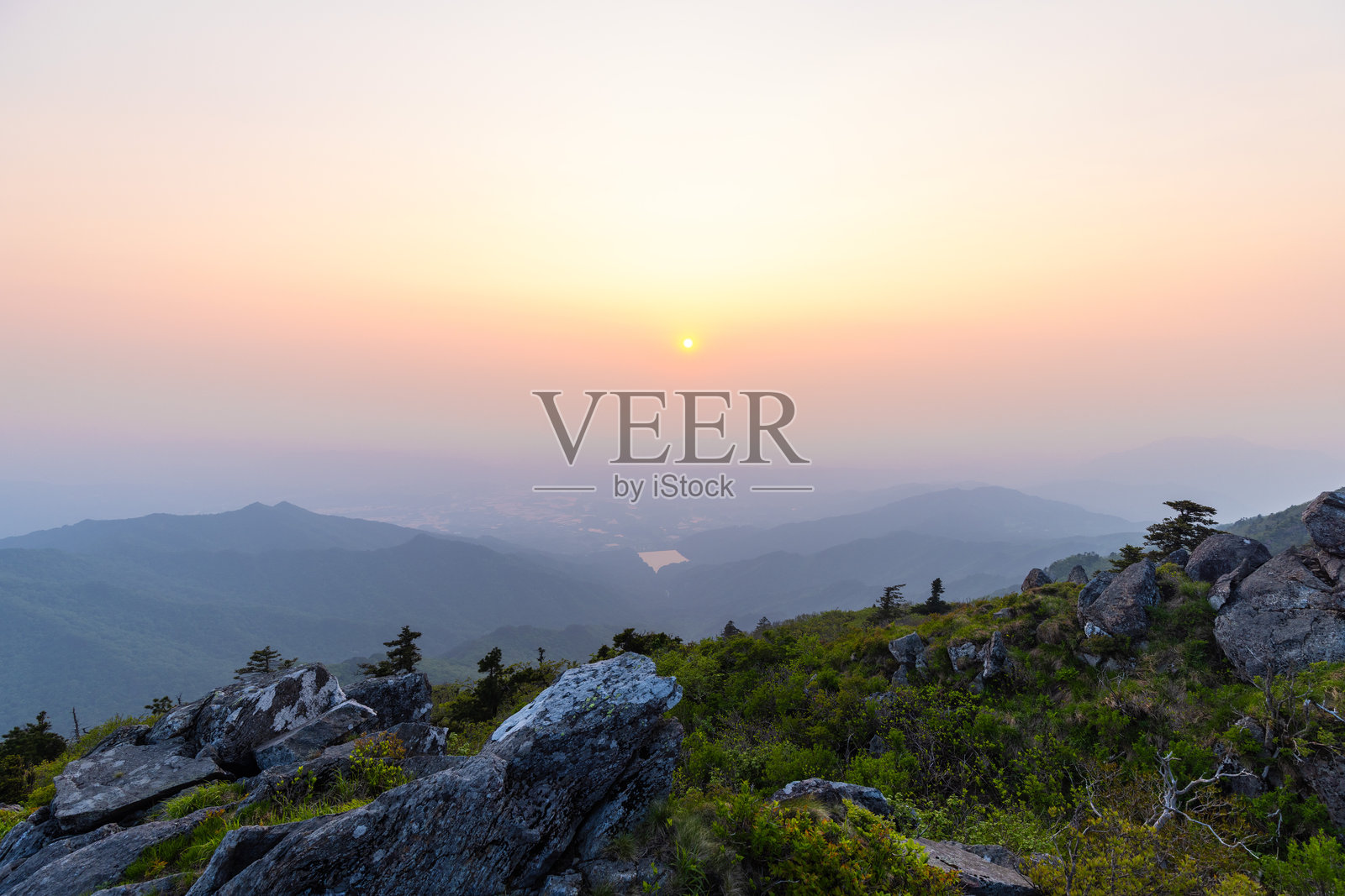 德尔久山的日落景色照片摄影图片