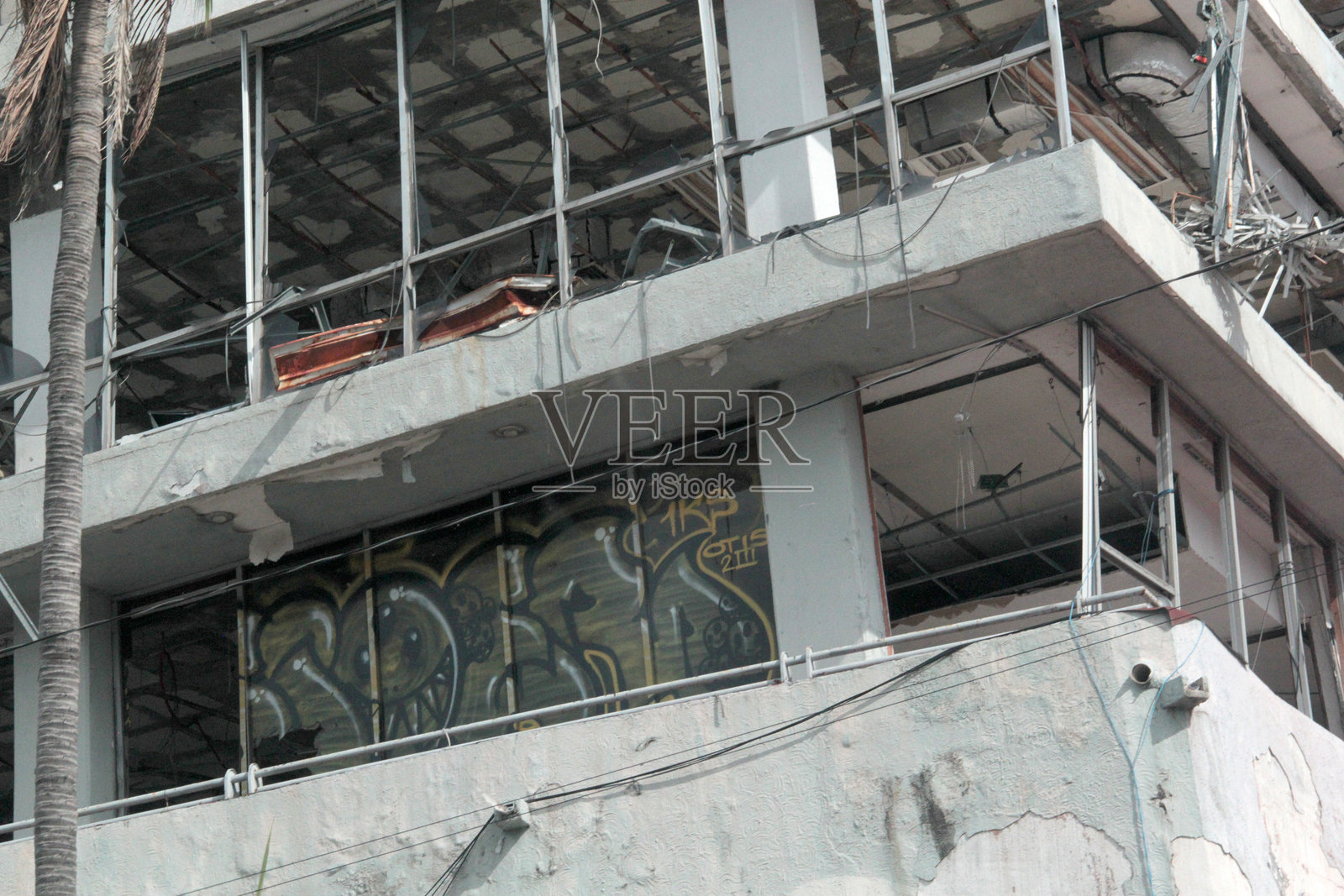 墨西哥格雷罗州阿卡普尔科海岸的酒店、建筑和餐馆遭受飓风破坏照片摄影图片