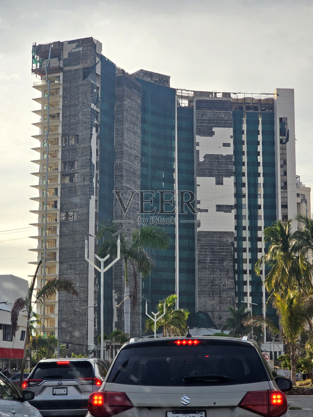 墨西哥格雷罗州阿卡普尔科海岸的酒店、建筑和餐馆遭受飓风破坏照片摄影图片