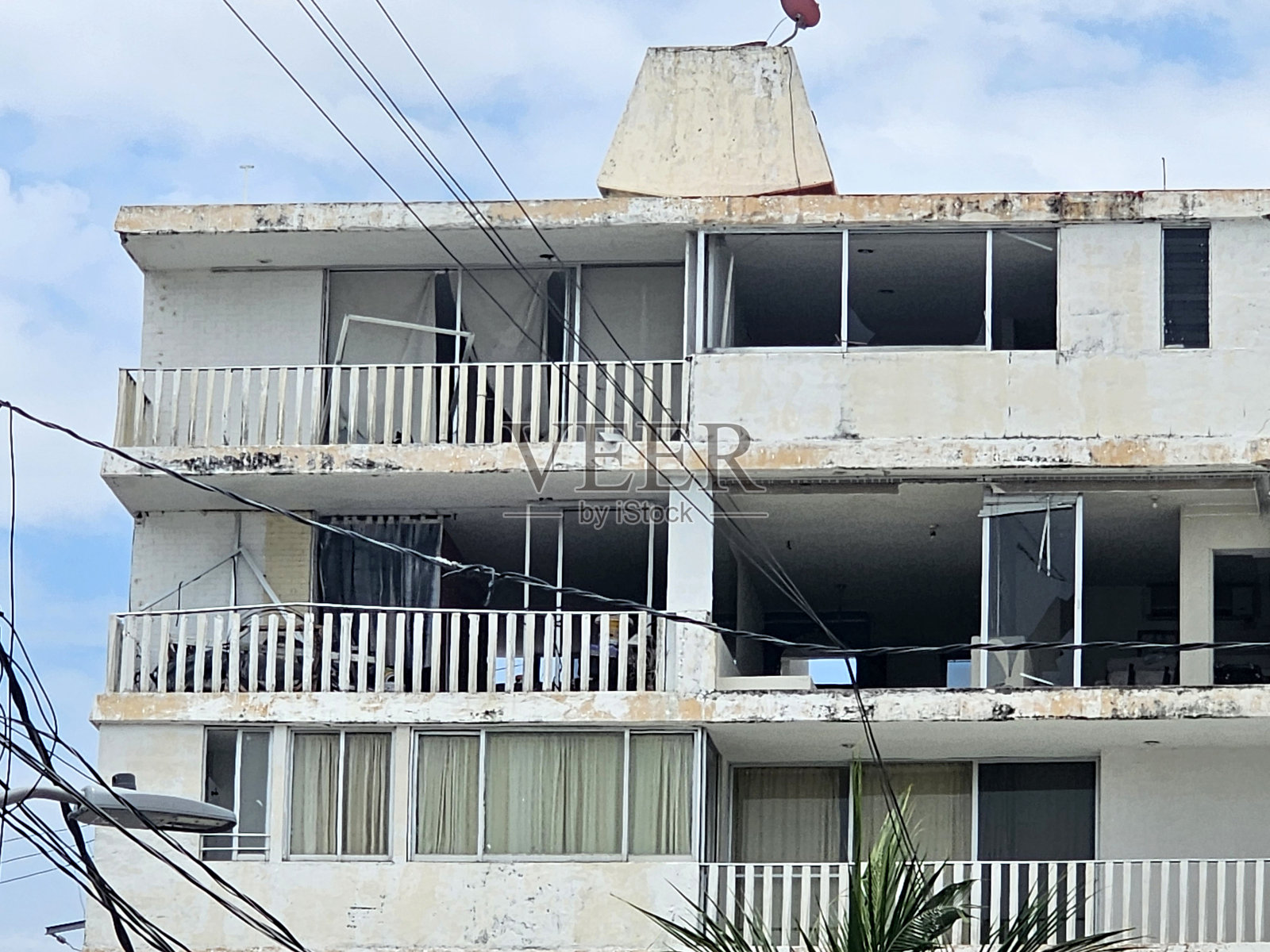 墨西哥格雷罗州阿卡普尔科海岸的酒店、建筑和餐馆遭受飓风破坏照片摄影图片