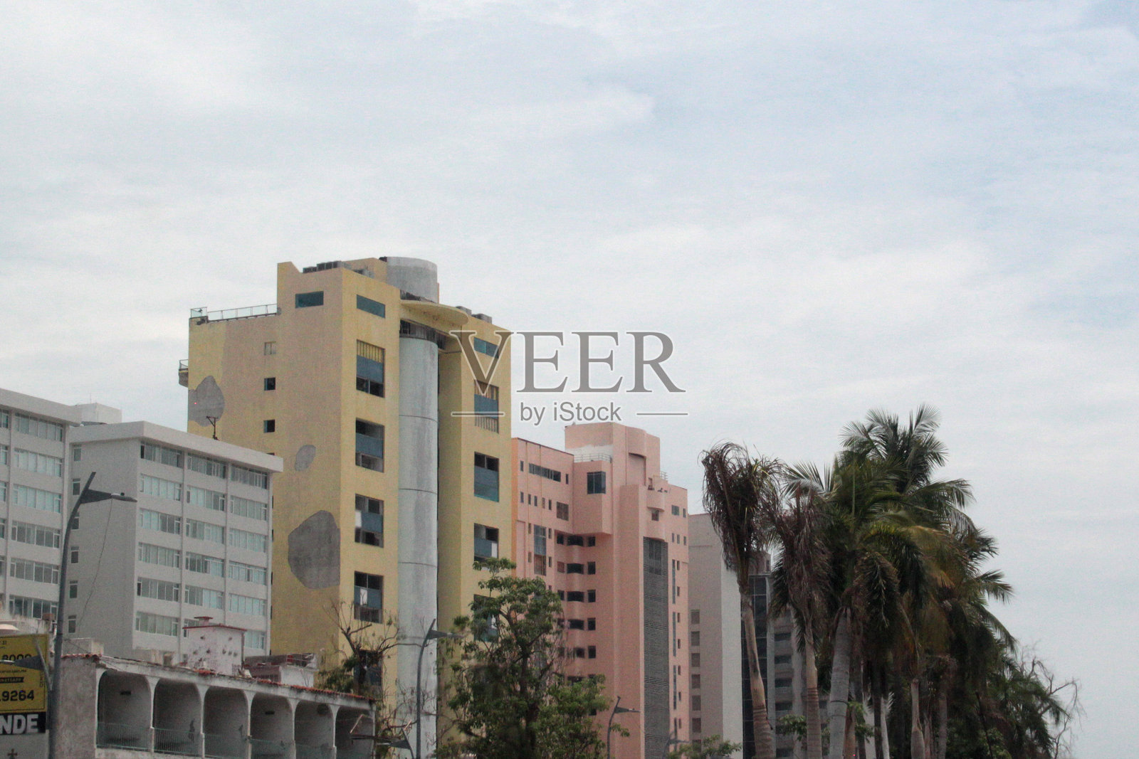 墨西哥格雷罗州阿卡普尔科海岸的酒店、建筑和餐馆遭受飓风破坏照片摄影图片