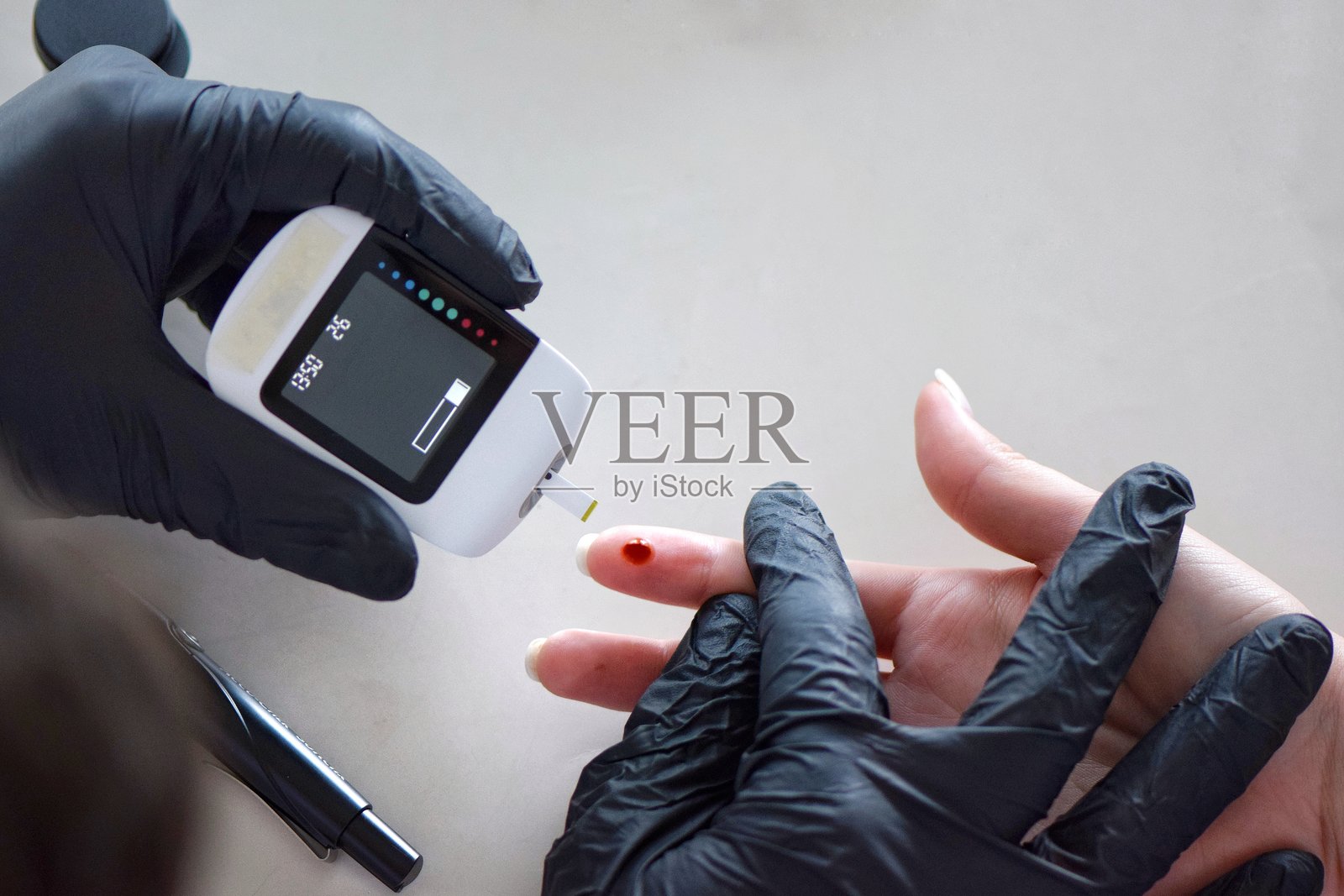 血糖监测仪和糖尿病管理工具照片摄影图片