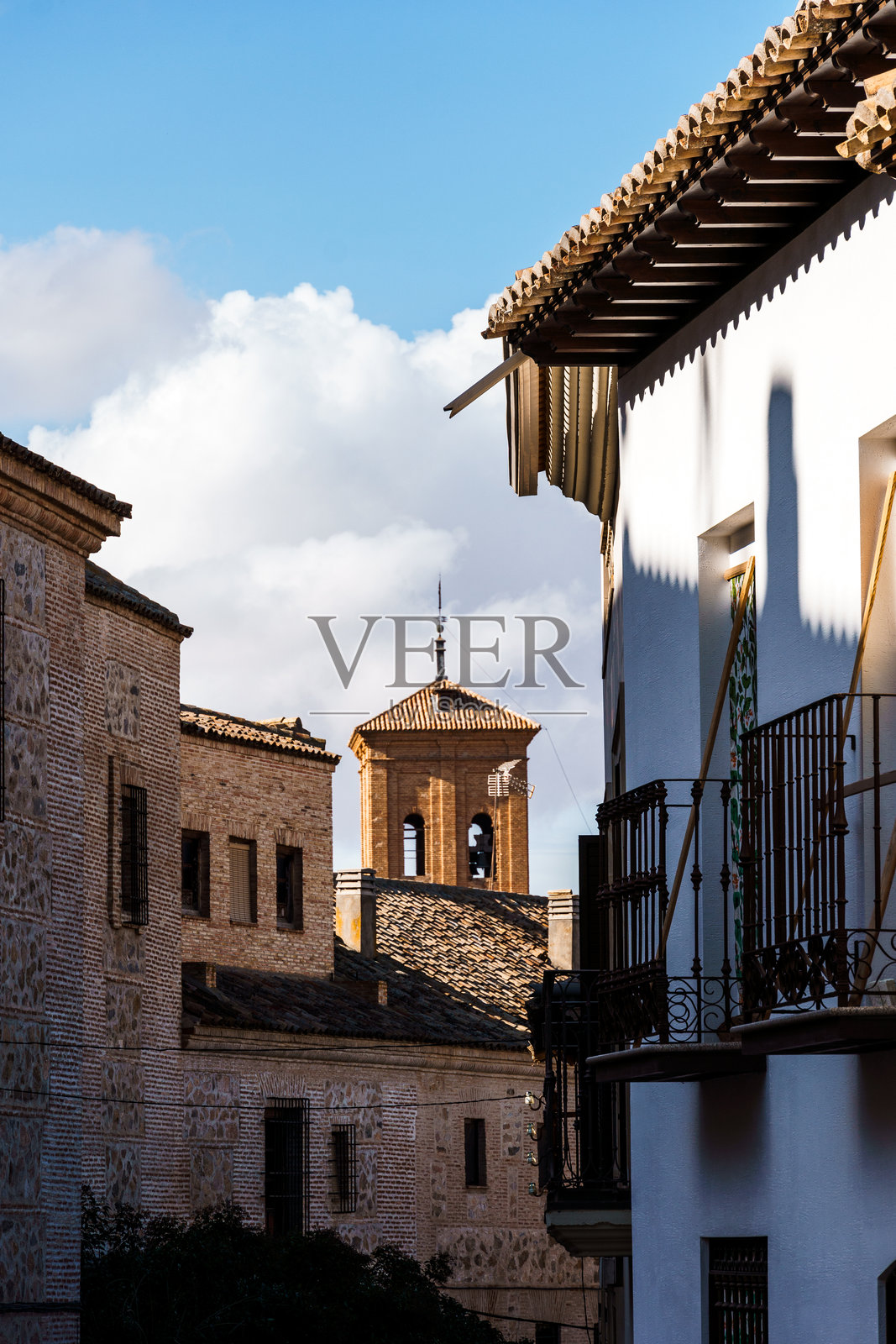 孔苏埃格拉老城的景观，背景是圣约翰洗者教堂。托莱多照片摄影图片