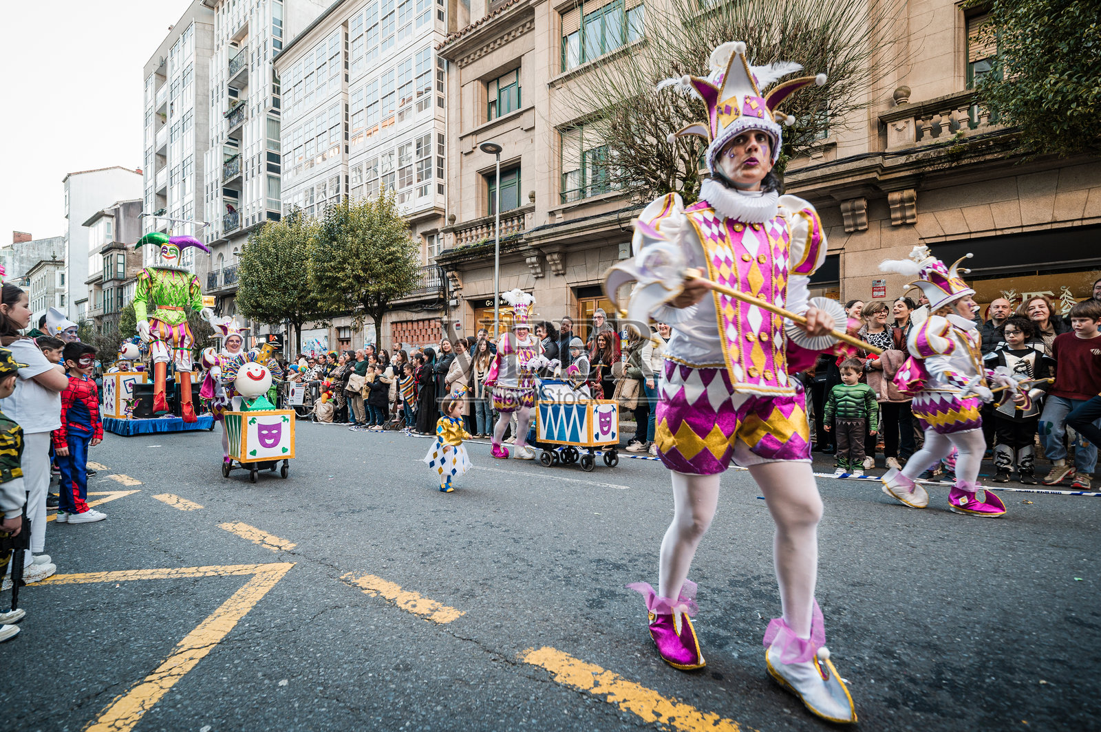 圣地亚哥德孔波斯特拉狂欢节游行中的五彩小丑表演者照片摄影图片
