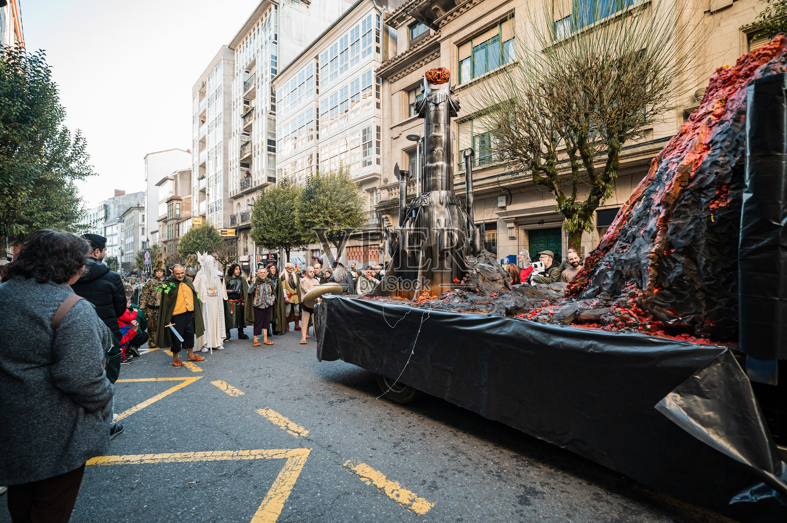 圣地亚哥-德孔波斯特拉狂欢节游行中的魔多主题花车照片摄影图片