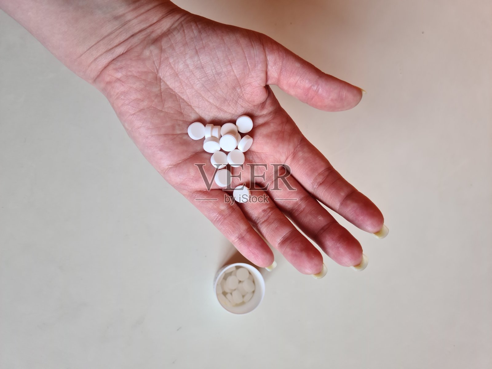 药品特写：白色药片照片摄影图片